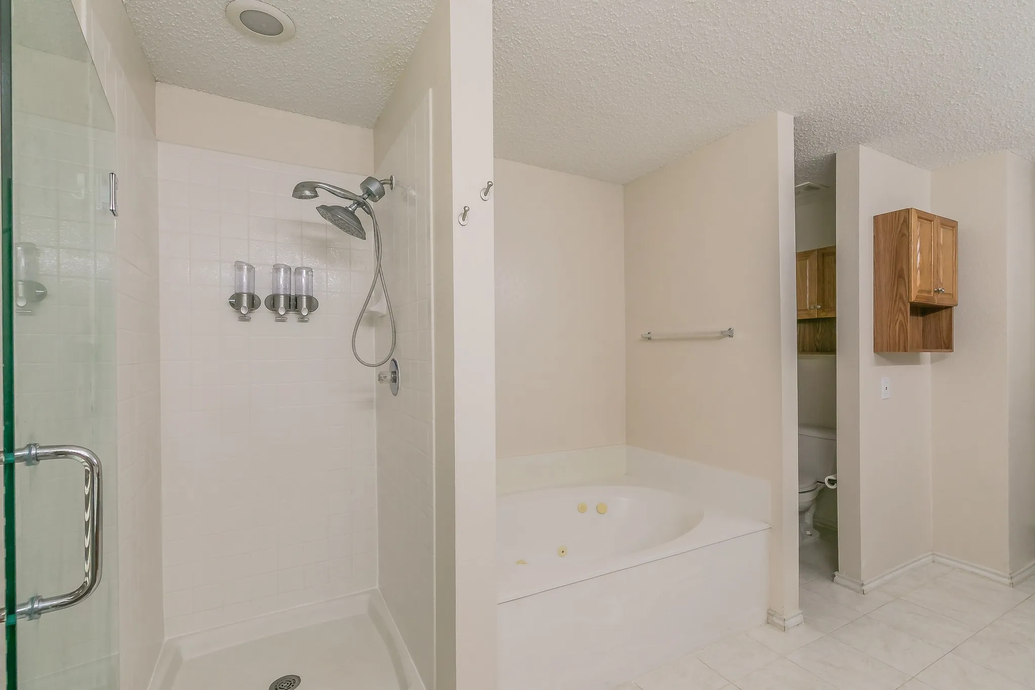 Single Family Residence For Sale in Tarrant County , 201 Tabor Drive, Arlington, Texas 76002, 4 Bedroom, 3 Bathroom, 2 Garage spaces, 3,380 Sqft, built in 1998, mls#21380410, Real Estate Agent in Arlington, Homes For Sale in Tarrant county, Homes For Sale in Arlington, Realtor in Arlington Texas, Real Estate Brokerage Independent Realty Texas, Luminita Cordes Realtor