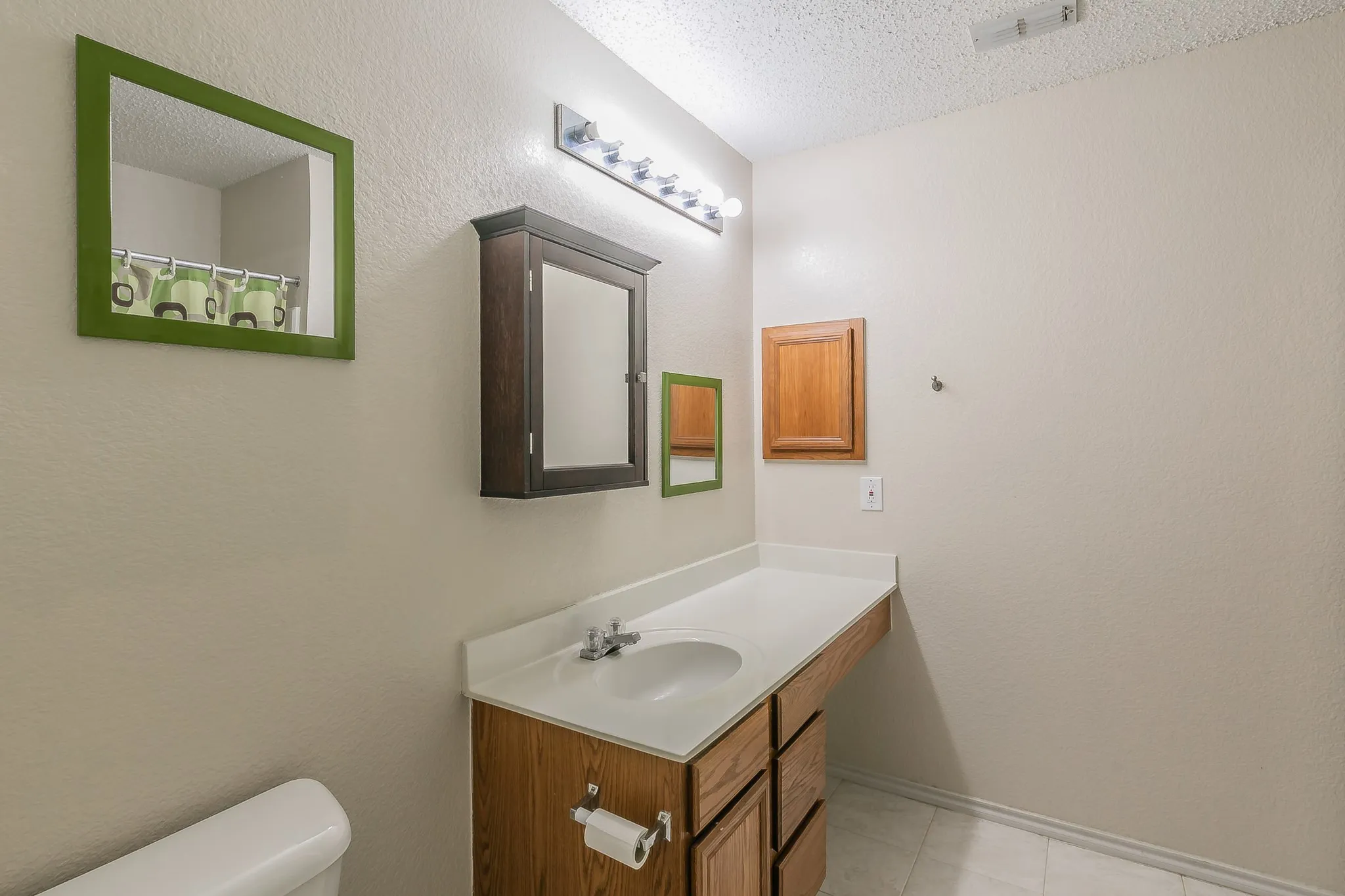Single Family Residence For Sale in Tarrant County , 201 Tabor Drive, Arlington, Texas 76002, 4 Bedroom, 3 Bathroom, 2 Garage spaces, 3,380 Sqft, built in 1998, mls#21380410, Real Estate Agent in Arlington, Homes For Sale in Tarrant county, Homes For Sale in Arlington, Realtor in Arlington Texas, Real Estate Brokerage Independent Realty Texas, Luminita Cordes Realtor