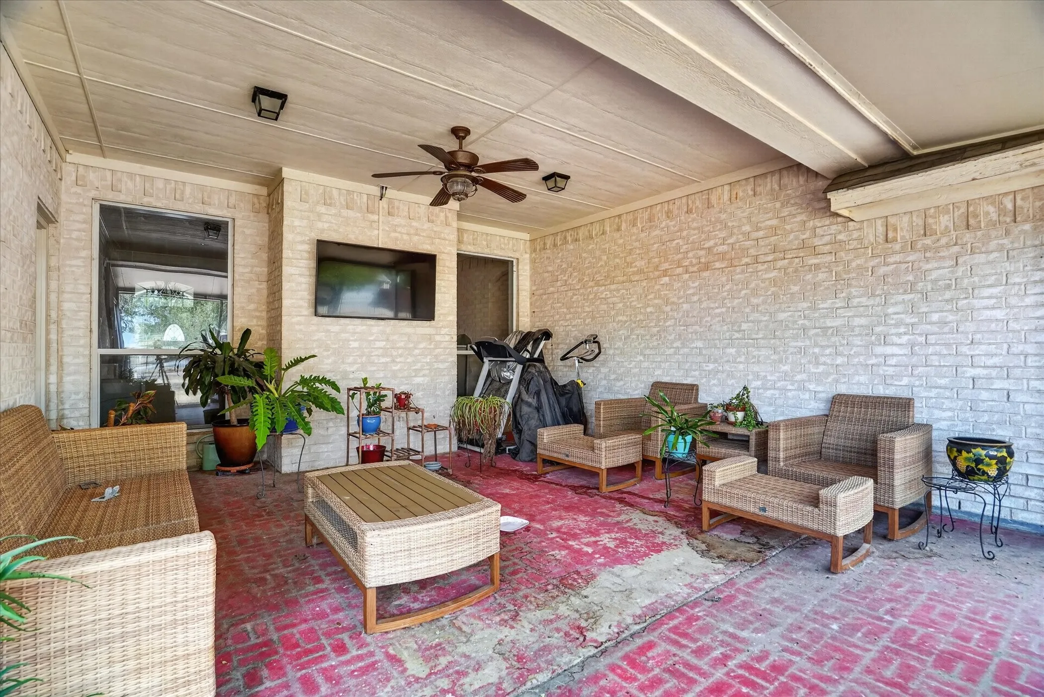 Single Family Residence For Sale in Parker County , 197 Deer Creek Drive, Aledo, Texas 76008, 4 Bedroom, 3 Bathroom, 3 Garage spaces, 2,806 Sqft, built in 2003, mls#21387354, Real Estate Agent in Aledo, Homes For Sale in Parker county, Homes For Sale in Aledo, Realtor in Aledo Texas, Real Estate Brokerage Independent Realty Texas, Luminita Cordes Realtor