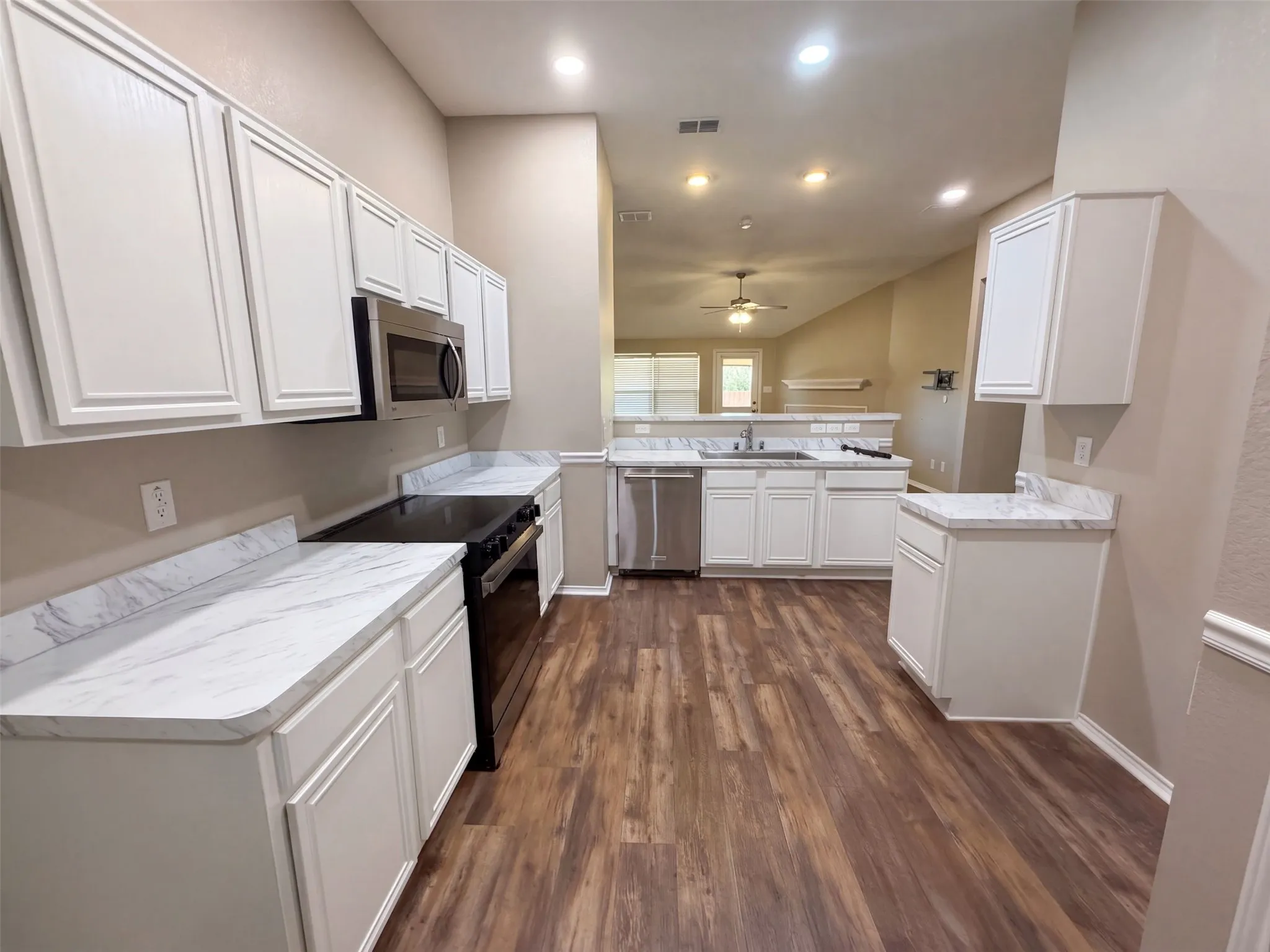 Single Family Residence For Sale in Johnson County , 809 Canyon Cove Drive, Burleson, Texas 76028, 3 Bedroom, 2 Bathroom, 2 Garage spaces, 1,379 Sqft, built in 2003, mls#21387567, Real Estate Agent in Burleson, Homes For Sale in Johnson county, Homes For Sale in Burleson, Realtor in Burleson Texas, Real Estate Brokerage Independent Realty Texas, Luminita Cordes Realtor