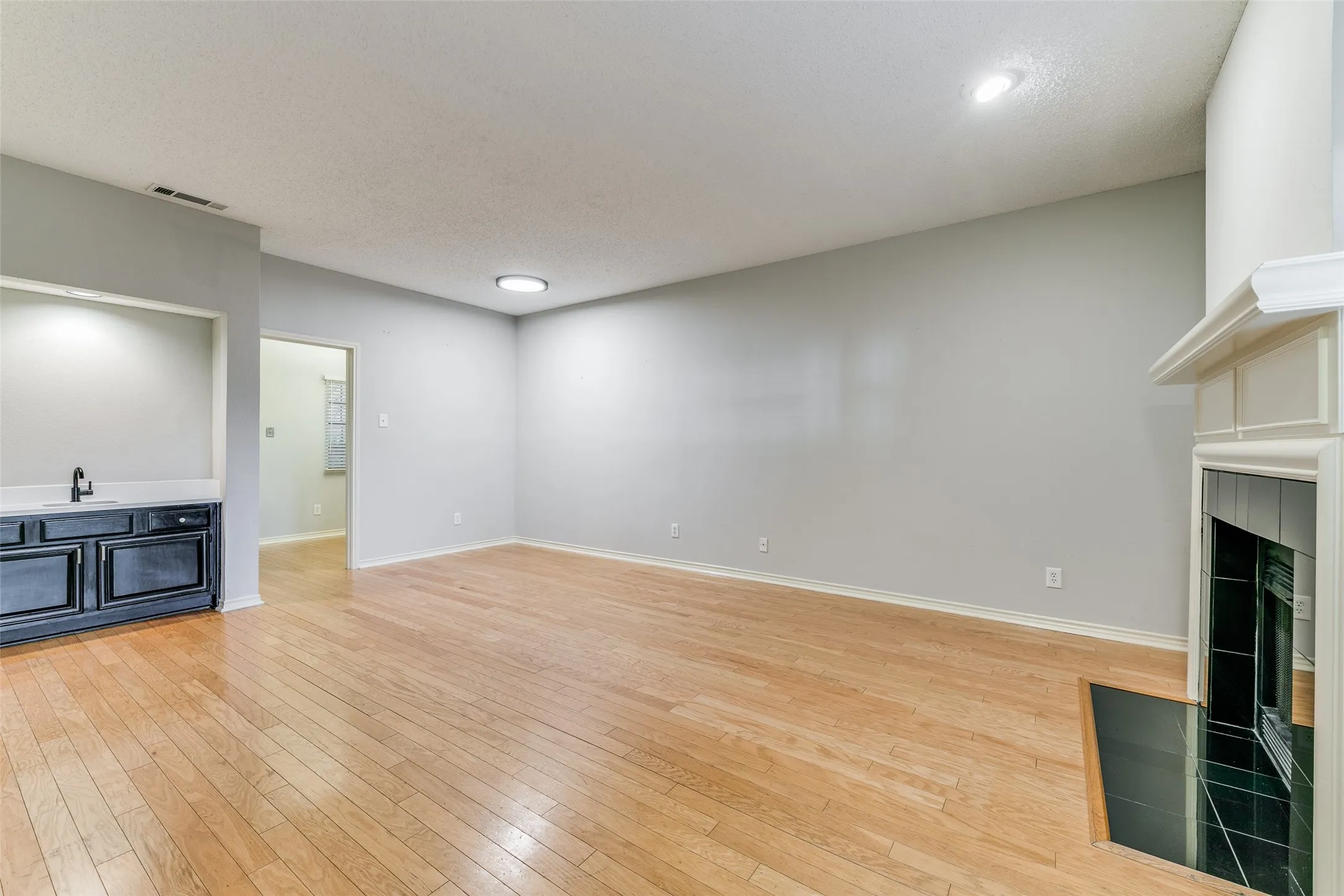 Condominium For Rent in Dallas County , 6123 Oram Street 1, Dallas, Texas 75214, 2 Bedroom, 3 Bathroom, Garage spaces, 1,083 Sqft, built in 1982, mls#21377317, Real Estate Agent in Dallas, Homes For Rent in Dallas county, Homes For Rent in Dallas, Realtor in Dallas Texas, Real Estate Brokerage Independent Realty Texas, Luminita Cordes Realtor