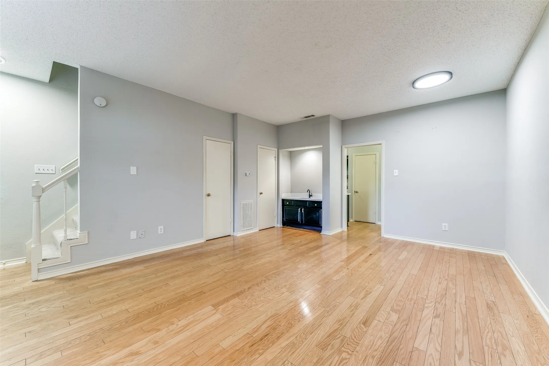 Condominium For Rent in Dallas County , 6123 Oram Street 1, Dallas, Texas 75214, 2 Bedroom, 3 Bathroom, Garage spaces, 1,083 Sqft, built in 1982, mls#21377317, Real Estate Agent in Dallas, Homes For Rent in Dallas county, Homes For Rent in Dallas, Realtor in Dallas Texas, Real Estate Brokerage Independent Realty Texas, Luminita Cordes Realtor