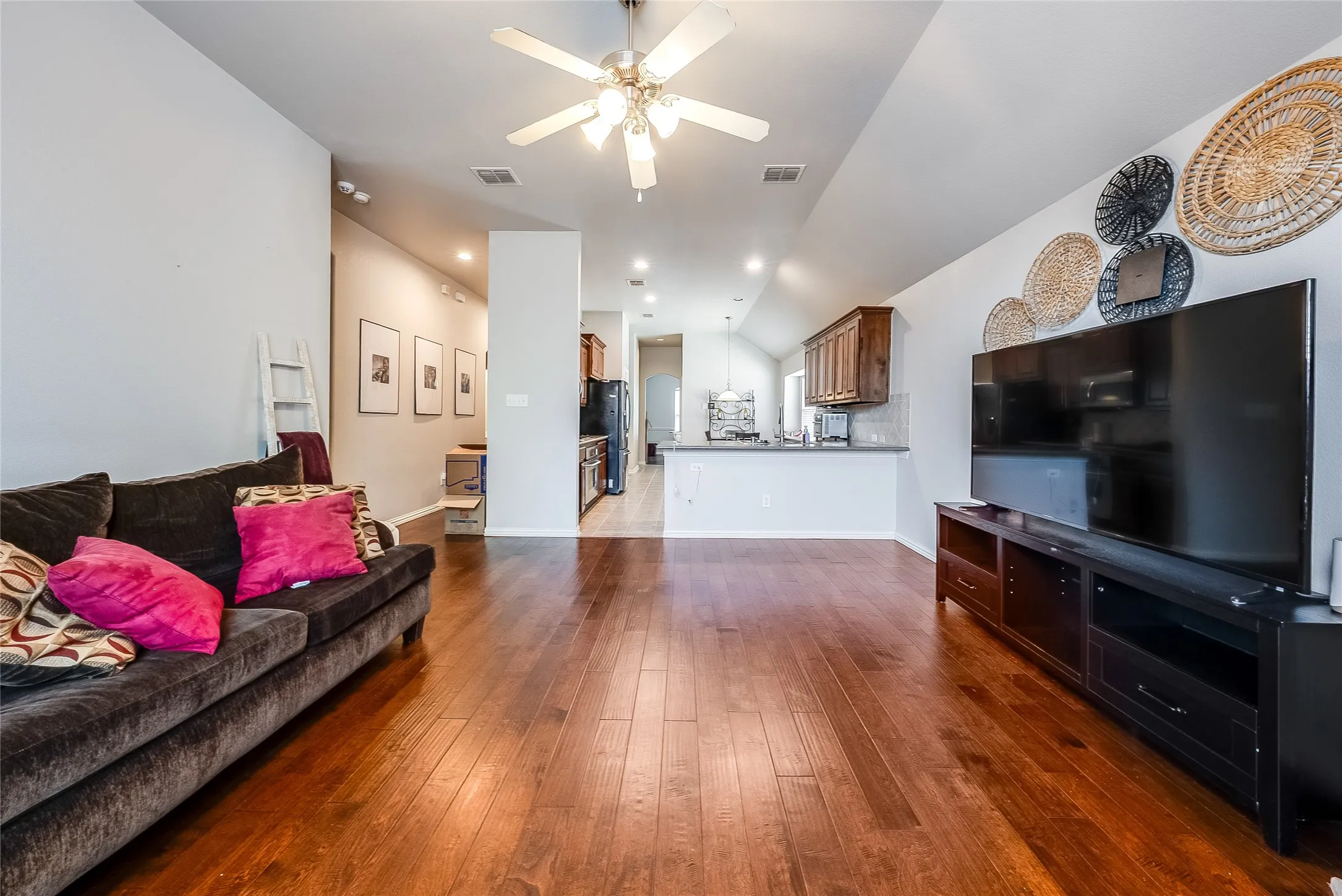 Single Family Residence For Rent in Denton County , 2824 Dawn Spring Drive, Little Elm, Texas 75068, 3 Bedroom, 2 Bathroom, 2 Garage spaces, 1,864 Sqft, built in 2006, mls#21387573, Real Estate Agent in Little Elm, Homes For Rent in Denton county, Homes For Rent in Little Elm, Realtor in Little Elm Texas, Real Estate Brokerage Independent Realty Texas, Luminita Cordes Realtor