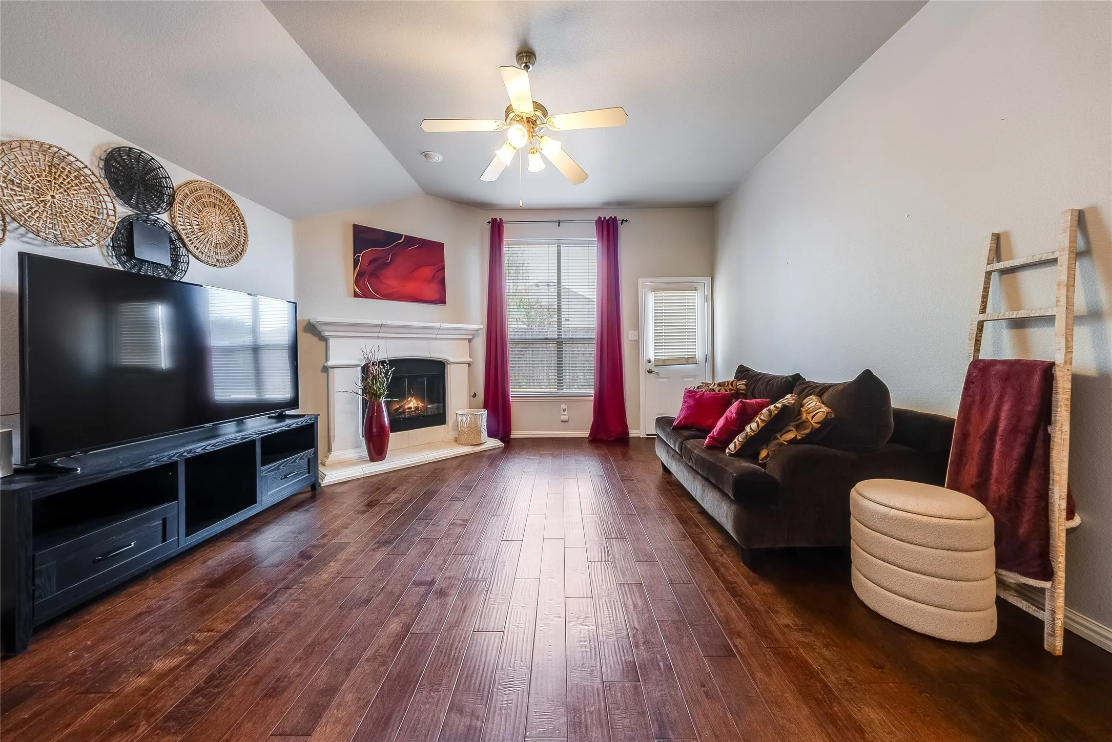 Single Family Residence For Rent in Denton County , 2824 Dawn Spring Drive, Little Elm, Texas 75068, 3 Bedroom, 2 Bathroom, 2 Garage spaces, 1,864 Sqft, built in 2006, mls#21387573, Real Estate Agent in Little Elm, Homes For Rent in Denton county, Homes For Rent in Little Elm, Realtor in Little Elm Texas, Real Estate Brokerage Independent Realty Texas, Luminita Cordes Realtor