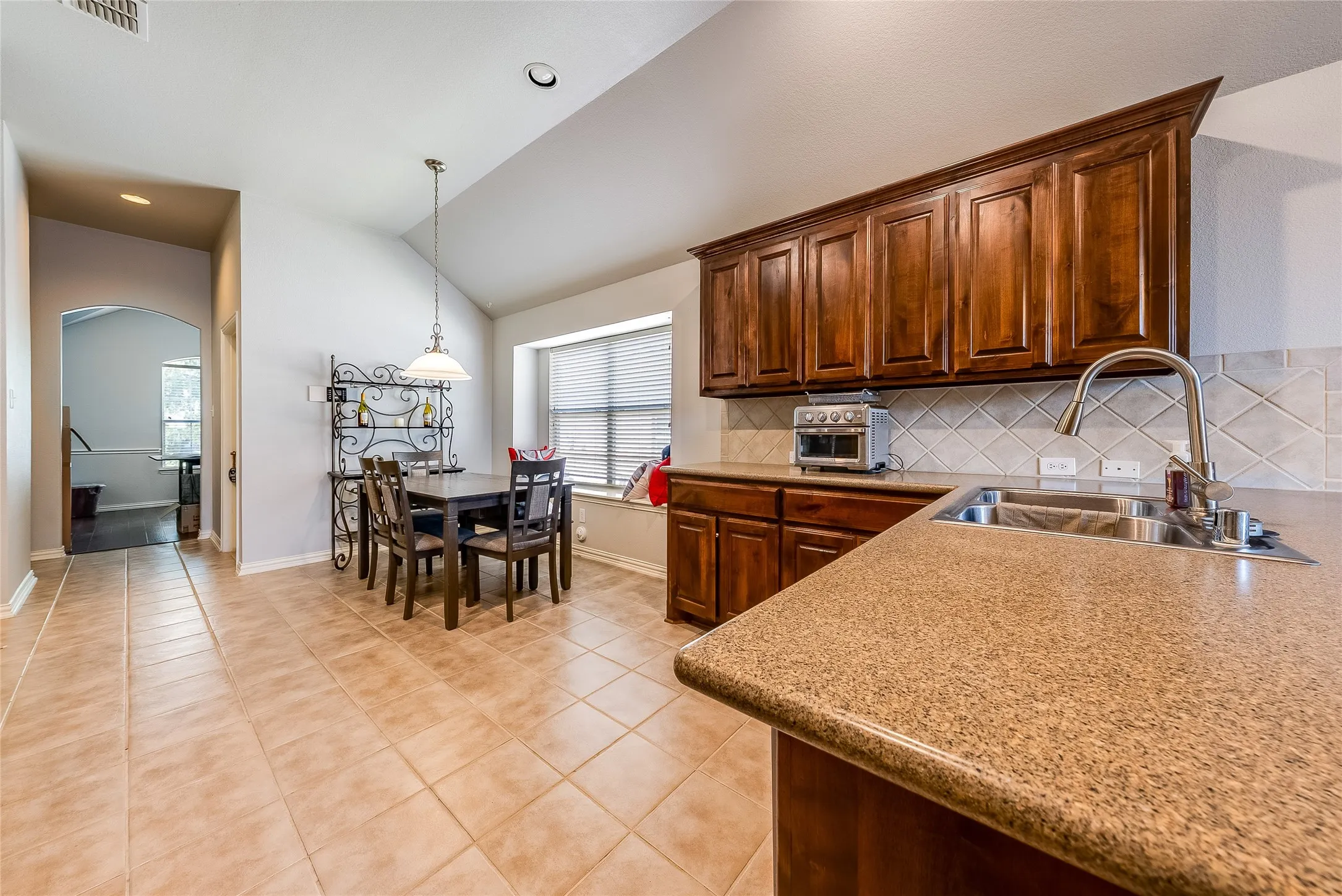 Single Family Residence For Rent in Denton County , 2824 Dawn Spring Drive, Little Elm, Texas 75068, 3 Bedroom, 2 Bathroom, 2 Garage spaces, 1,864 Sqft, built in 2006, mls#21387573, Real Estate Agent in Little Elm, Homes For Rent in Denton county, Homes For Rent in Little Elm, Realtor in Little Elm Texas, Real Estate Brokerage Independent Realty Texas, Luminita Cordes Realtor