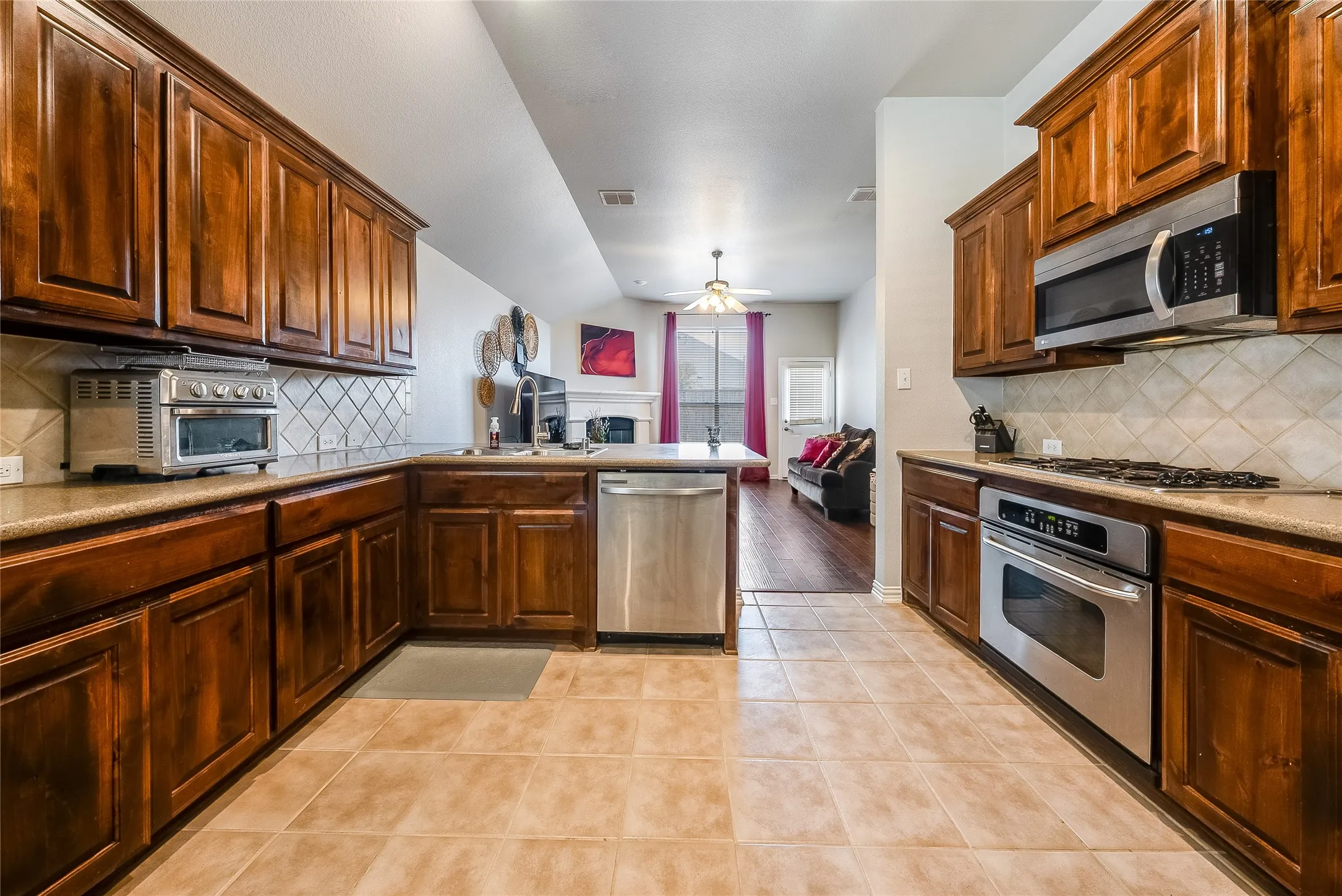Single Family Residence For Rent in Denton County , 2824 Dawn Spring Drive, Little Elm, Texas 75068, 3 Bedroom, 2 Bathroom, 2 Garage spaces, 1,864 Sqft, built in 2006, mls#21387573, Real Estate Agent in Little Elm, Homes For Rent in Denton county, Homes For Rent in Little Elm, Realtor in Little Elm Texas, Real Estate Brokerage Independent Realty Texas, Luminita Cordes Realtor