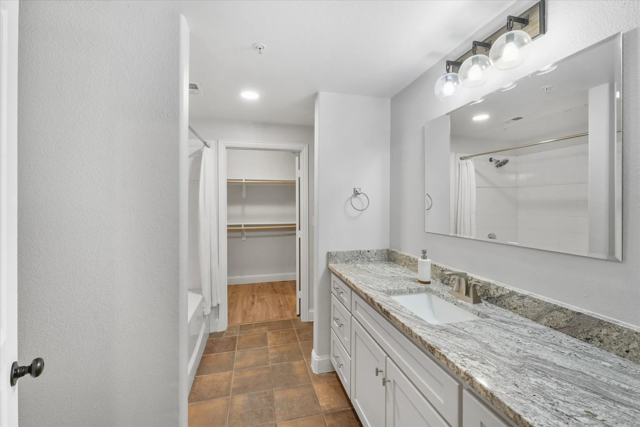 Condominium For Rent in Dallas County , 330 Las Colinas Boulevard E 168, Irving, Texas 75039, 1 Bedroom, 1 Bathroom, 1 Garage spaces, 861 Sqft, built in 2001, mls#21386759, Real Estate Agent in Irving, Homes For Rent in Dallas county, Homes For Rent in Irving, Realtor in Irving Texas, Real Estate Brokerage Independent Realty Texas, Luminita Cordes Realtor