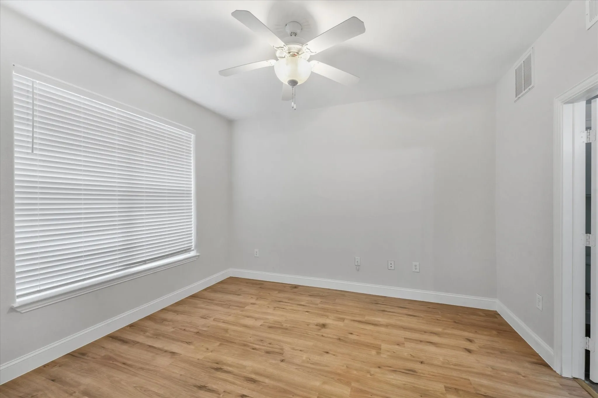 Condominium For Rent in Dallas County , 330 Las Colinas Boulevard E 168, Irving, Texas 75039, 1 Bedroom, 1 Bathroom, 1 Garage spaces, 861 Sqft, built in 2001, mls#21386759, Real Estate Agent in Irving, Homes For Rent in Dallas county, Homes For Rent in Irving, Realtor in Irving Texas, Real Estate Brokerage Independent Realty Texas, Luminita Cordes Realtor