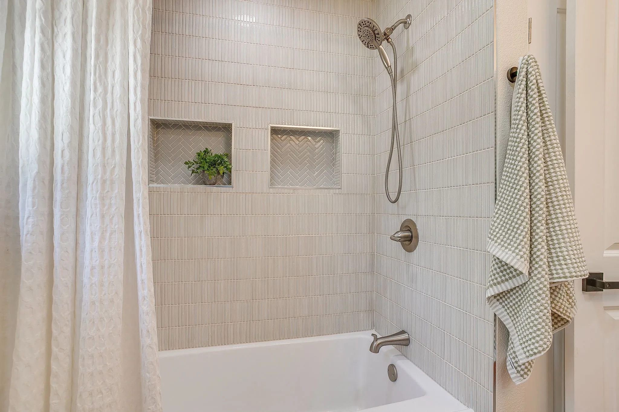 Single Family Residence For Rent in Tarrant County , 3504 Plymouth Avenue, Fort Worth, Texas 76109, 3 Bedroom, 2 Bathroom, Garage spaces, 2,240 Sqft, built in 1948, mls#21387178, Real Estate Agent in Fort Worth, Homes For Rent in Tarrant county, Homes For Rent in Fort Worth, Realtor in Fort Worth Texas, Real Estate Brokerage Independent Realty Texas, Luminita Cordes Realtor