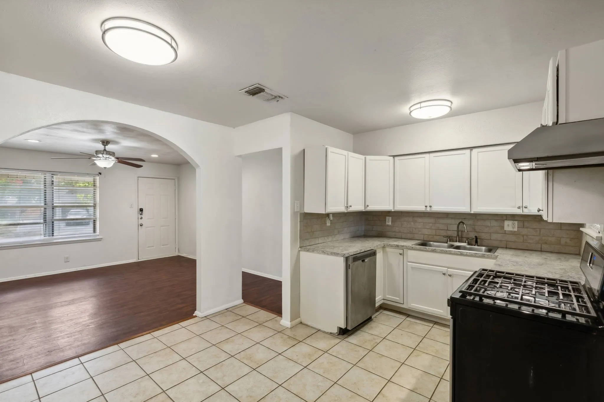 Single Family Residence For Rent in Tarrant County , 809 Helen Drive, Bedford, Texas 76022, 3 Bedroom, 2 Bathroom, 1 Garage spaces, 999 Sqft, built in 1959, mls#21386199, Real Estate Agent in Bedford, Homes For Rent in Tarrant county, Homes For Rent in Bedford, Realtor in Bedford Texas, Real Estate Brokerage Independent Realty Texas, Luminita Cordes Realtor
