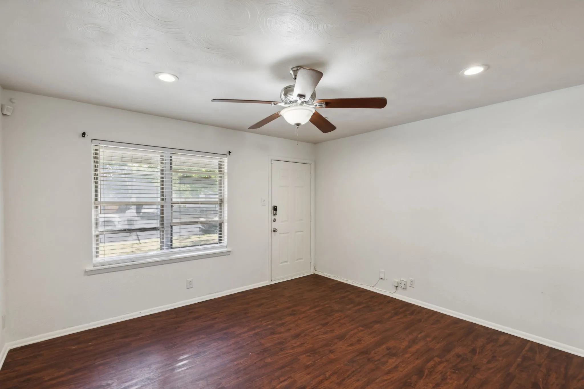 Single Family Residence For Rent in Tarrant County , 809 Helen Drive, Bedford, Texas 76022, 3 Bedroom, 2 Bathroom, 1 Garage spaces, 999 Sqft, built in 1959, mls#21386199, Real Estate Agent in Bedford, Homes For Rent in Tarrant county, Homes For Rent in Bedford, Realtor in Bedford Texas, Real Estate Brokerage Independent Realty Texas, Luminita Cordes Realtor