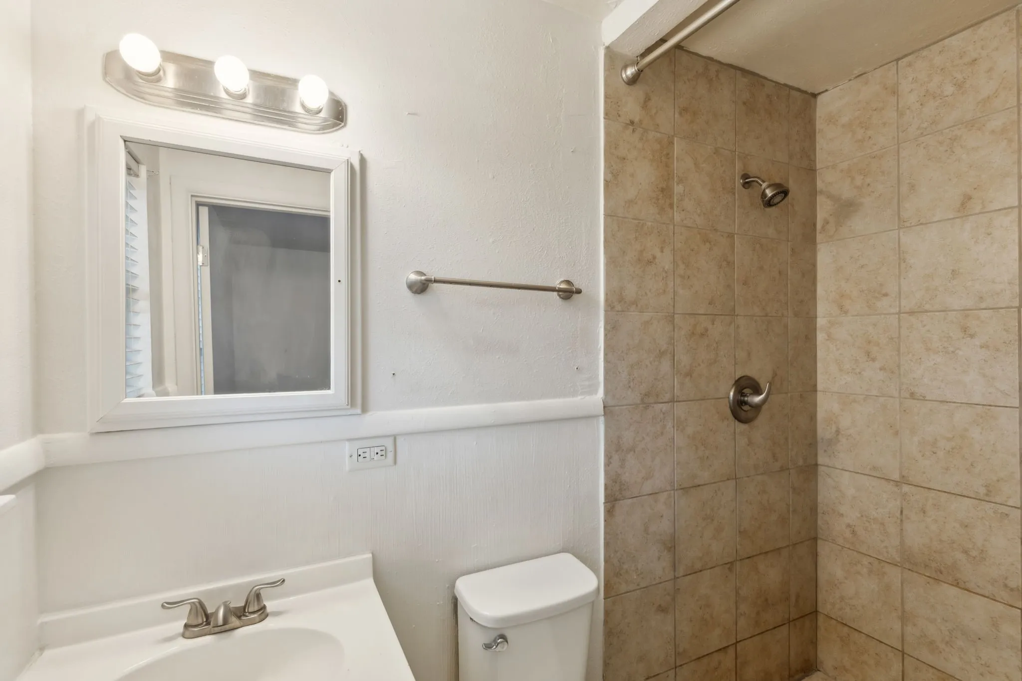 Single Family Residence For Rent in Tarrant County , 809 Helen Drive, Bedford, Texas 76022, 3 Bedroom, 2 Bathroom, 1 Garage spaces, 999 Sqft, built in 1959, mls#21386199, Real Estate Agent in Bedford, Homes For Rent in Tarrant county, Homes For Rent in Bedford, Realtor in Bedford Texas, Real Estate Brokerage Independent Realty Texas, Luminita Cordes Realtor