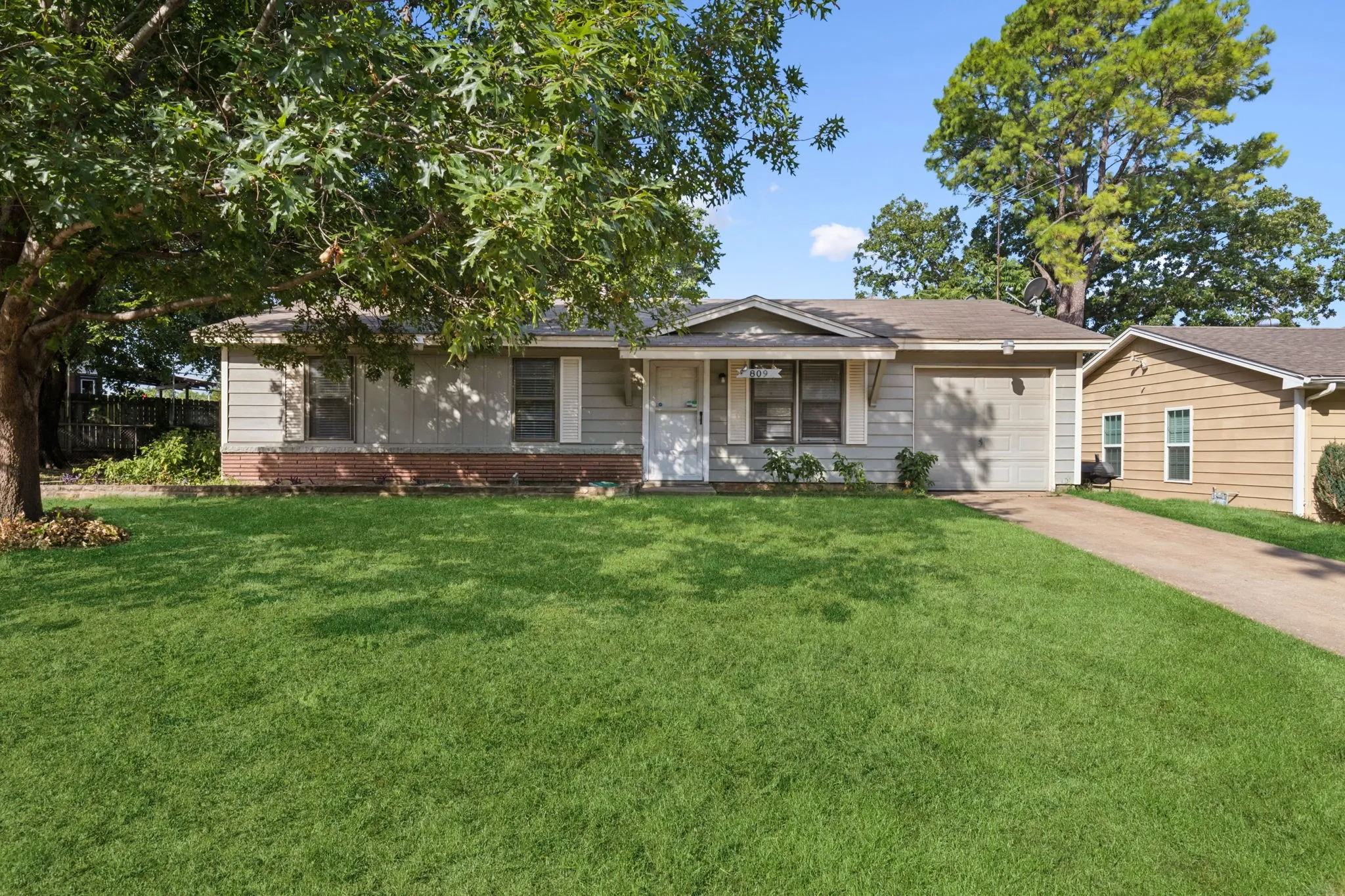 Single Family Residence For Rent in Tarrant County , 809 Helen Drive, Bedford, Texas 76022, 3 Bedroom, 2 Bathroom, 1 Garage spaces, 999 Sqft, built in 1959, mls#21386199, Real Estate Agent in Bedford, Homes For Rent in Tarrant county, Homes For Rent in Bedford, Realtor in Bedford Texas, Real Estate Brokerage Independent Realty Texas, Luminita Cordes Realtor