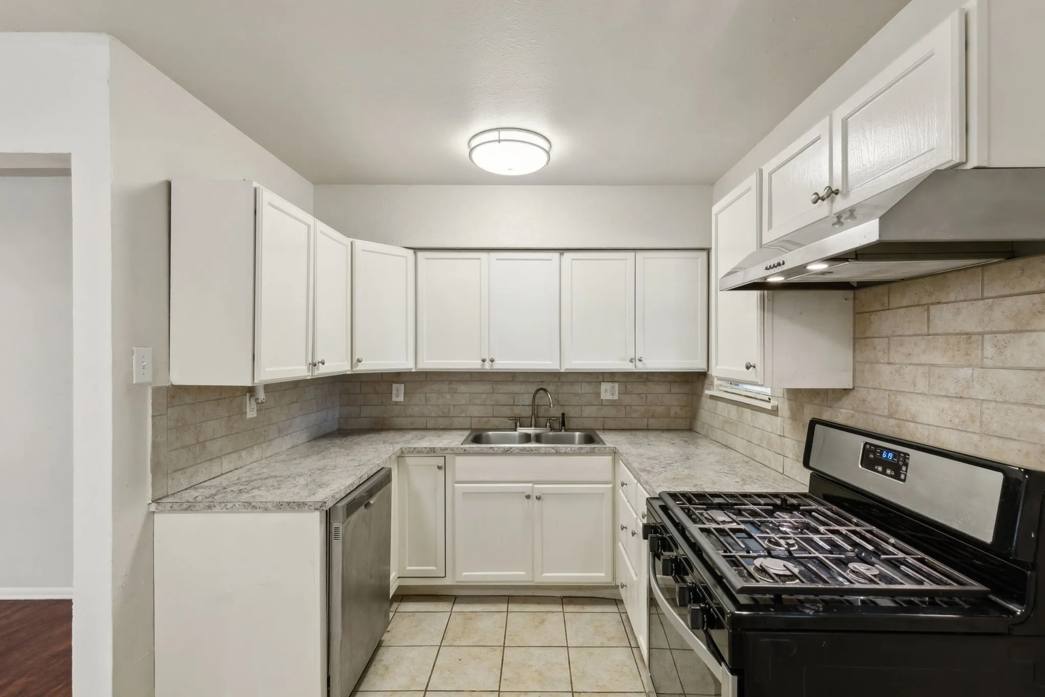 Single Family Residence For Rent in Tarrant County , 809 Helen Drive, Bedford, Texas 76022, 3 Bedroom, 2 Bathroom, 1 Garage spaces, 999 Sqft, built in 1959, mls#21386199, Real Estate Agent in Bedford, Homes For Rent in Tarrant county, Homes For Rent in Bedford, Realtor in Bedford Texas, Real Estate Brokerage Independent Realty Texas, Luminita Cordes Realtor