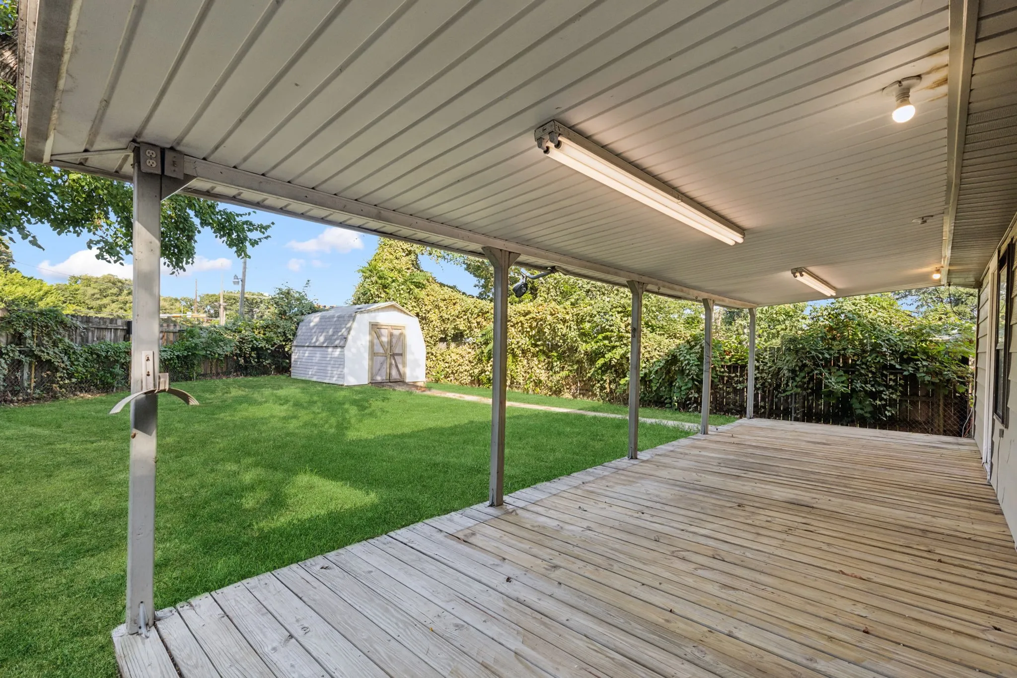 Single Family Residence For Rent in Tarrant County , 809 Helen Drive, Bedford, Texas 76022, 3 Bedroom, 2 Bathroom, 1 Garage spaces, 999 Sqft, built in 1959, mls#21386199, Real Estate Agent in Bedford, Homes For Rent in Tarrant county, Homes For Rent in Bedford, Realtor in Bedford Texas, Real Estate Brokerage Independent Realty Texas, Luminita Cordes Realtor