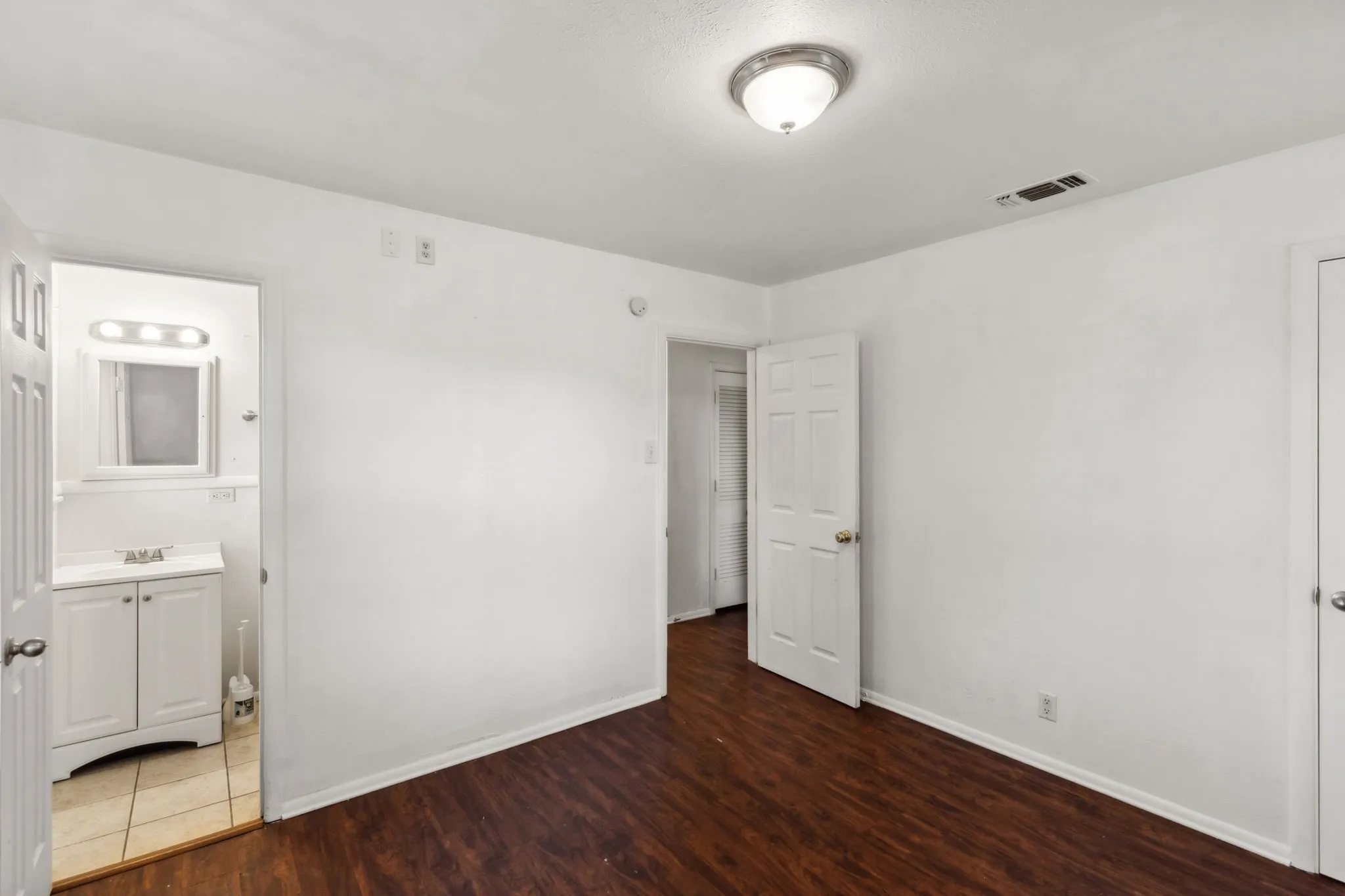 Single Family Residence For Rent in Tarrant County , 809 Helen Drive, Bedford, Texas 76022, 3 Bedroom, 2 Bathroom, 1 Garage spaces, 999 Sqft, built in 1959, mls#21386199, Real Estate Agent in Bedford, Homes For Rent in Tarrant county, Homes For Rent in Bedford, Realtor in Bedford Texas, Real Estate Brokerage Independent Realty Texas, Luminita Cordes Realtor