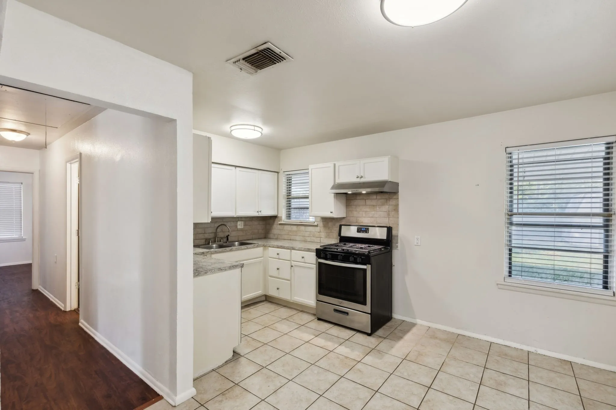 Single Family Residence For Rent in Tarrant County , 809 Helen Drive, Bedford, Texas 76022, 3 Bedroom, 2 Bathroom, 1 Garage spaces, 999 Sqft, built in 1959, mls#21386199, Real Estate Agent in Bedford, Homes For Rent in Tarrant county, Homes For Rent in Bedford, Realtor in Bedford Texas, Real Estate Brokerage Independent Realty Texas, Luminita Cordes Realtor