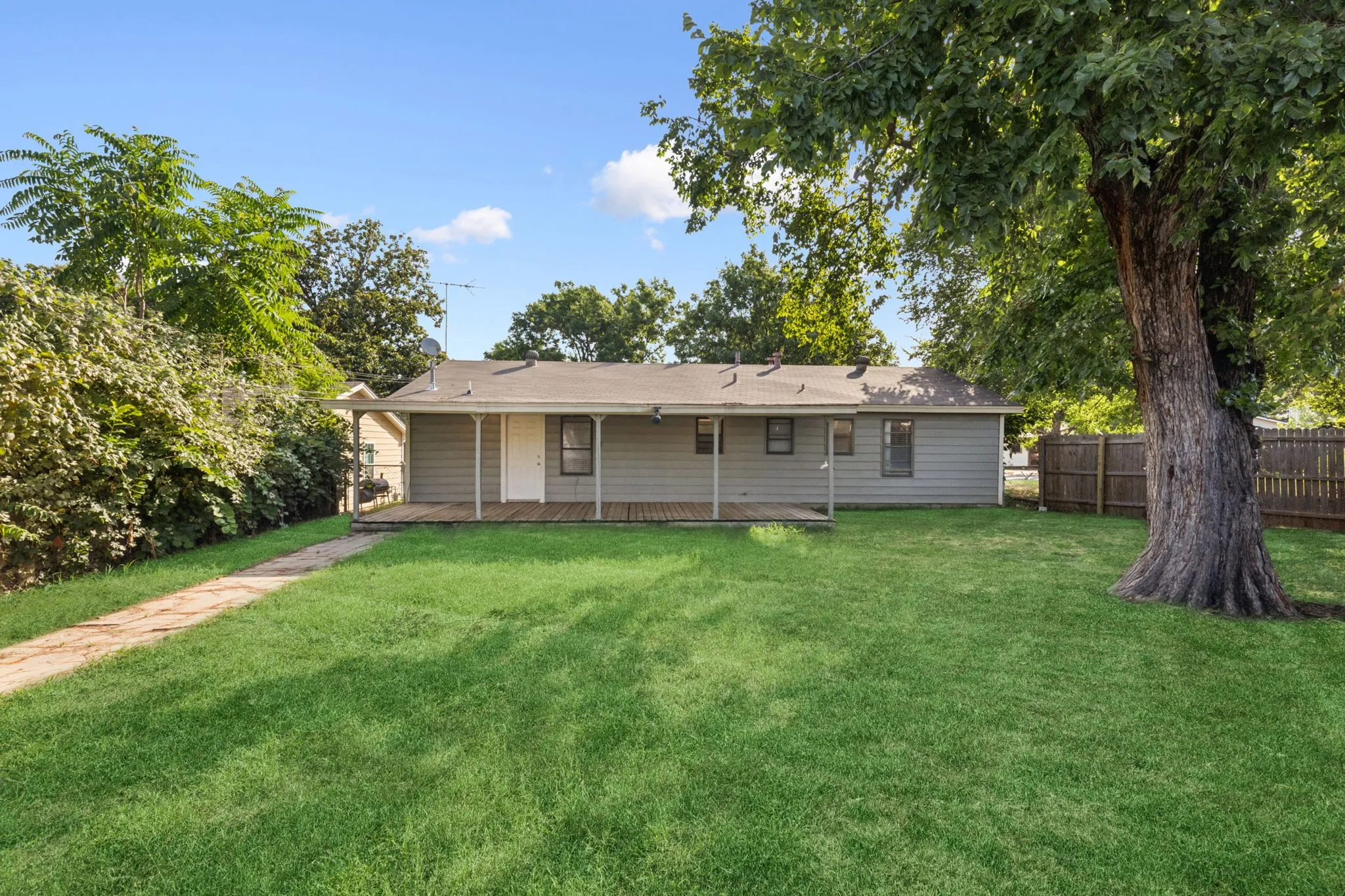 Single Family Residence For Rent in Tarrant County , 809 Helen Drive, Bedford, Texas 76022, 3 Bedroom, 2 Bathroom, 1 Garage spaces, 999 Sqft, built in 1959, mls#21386199, Real Estate Agent in Bedford, Homes For Rent in Tarrant county, Homes For Rent in Bedford, Realtor in Bedford Texas, Real Estate Brokerage Independent Realty Texas, Luminita Cordes Realtor