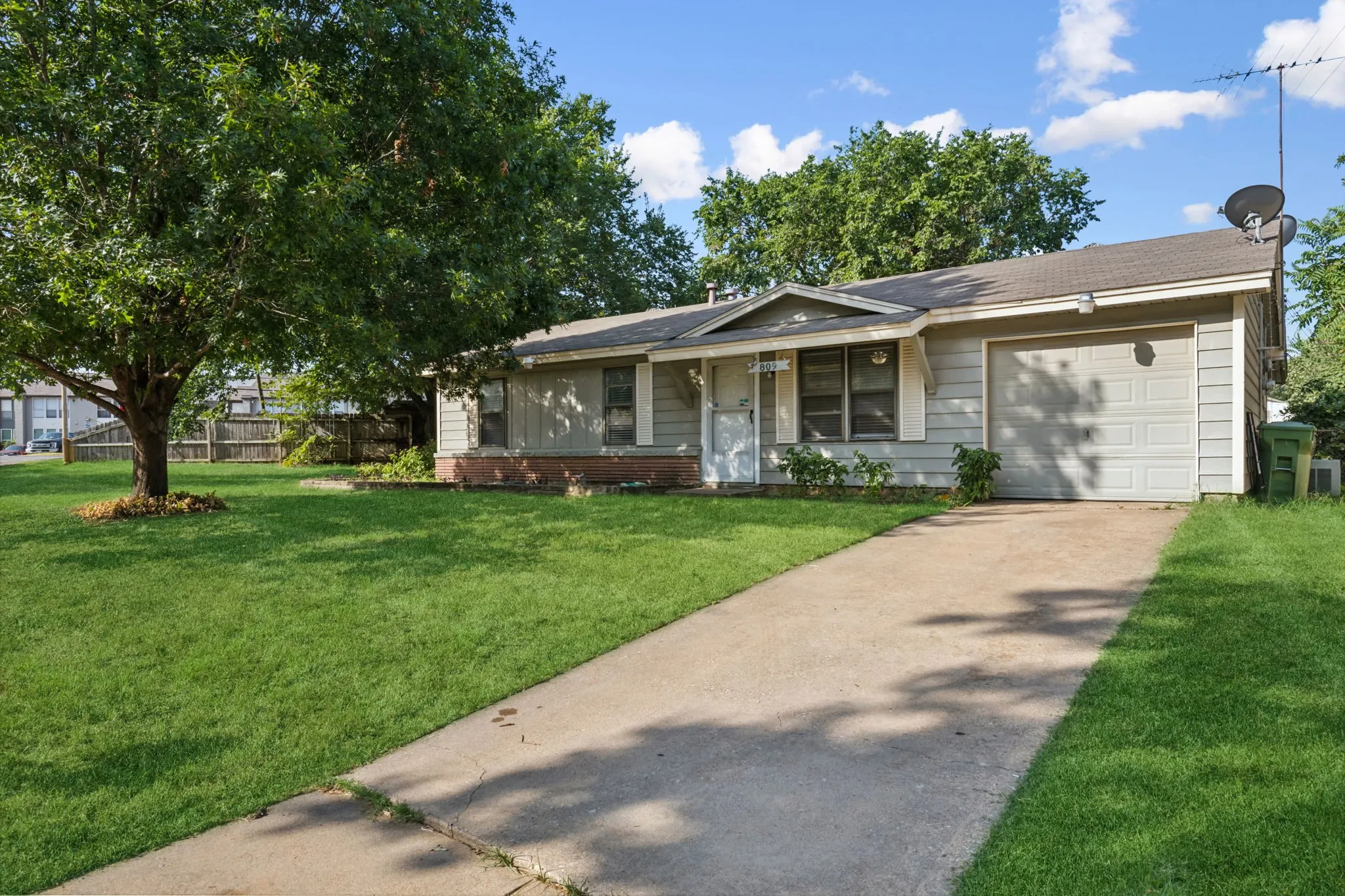 Single Family Residence For Rent in Tarrant County , 809 Helen Drive, Bedford, Texas 76022, 3 Bedroom, 2 Bathroom, 1 Garage spaces, 999 Sqft, built in 1959, mls#21386199, Real Estate Agent in Bedford, Homes For Rent in Tarrant county, Homes For Rent in Bedford, Realtor in Bedford Texas, Real Estate Brokerage Independent Realty Texas, Luminita Cordes Realtor
