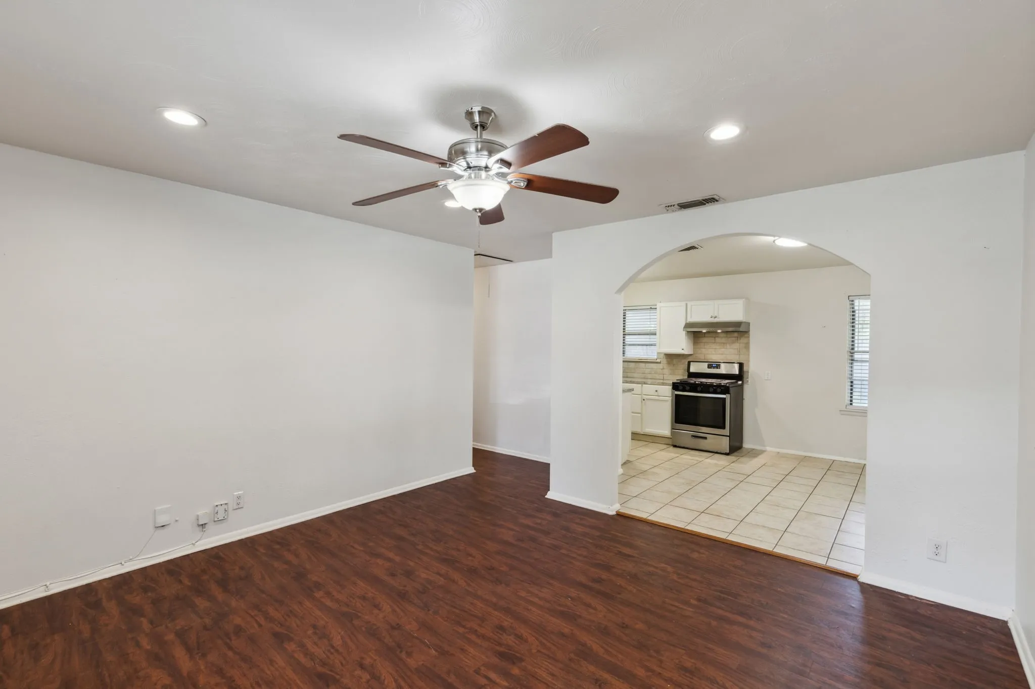 Single Family Residence For Rent in Tarrant County , 809 Helen Drive, Bedford, Texas 76022, 3 Bedroom, 2 Bathroom, 1 Garage spaces, 999 Sqft, built in 1959, mls#21386199, Real Estate Agent in Bedford, Homes For Rent in Tarrant county, Homes For Rent in Bedford, Realtor in Bedford Texas, Real Estate Brokerage Independent Realty Texas, Luminita Cordes Realtor