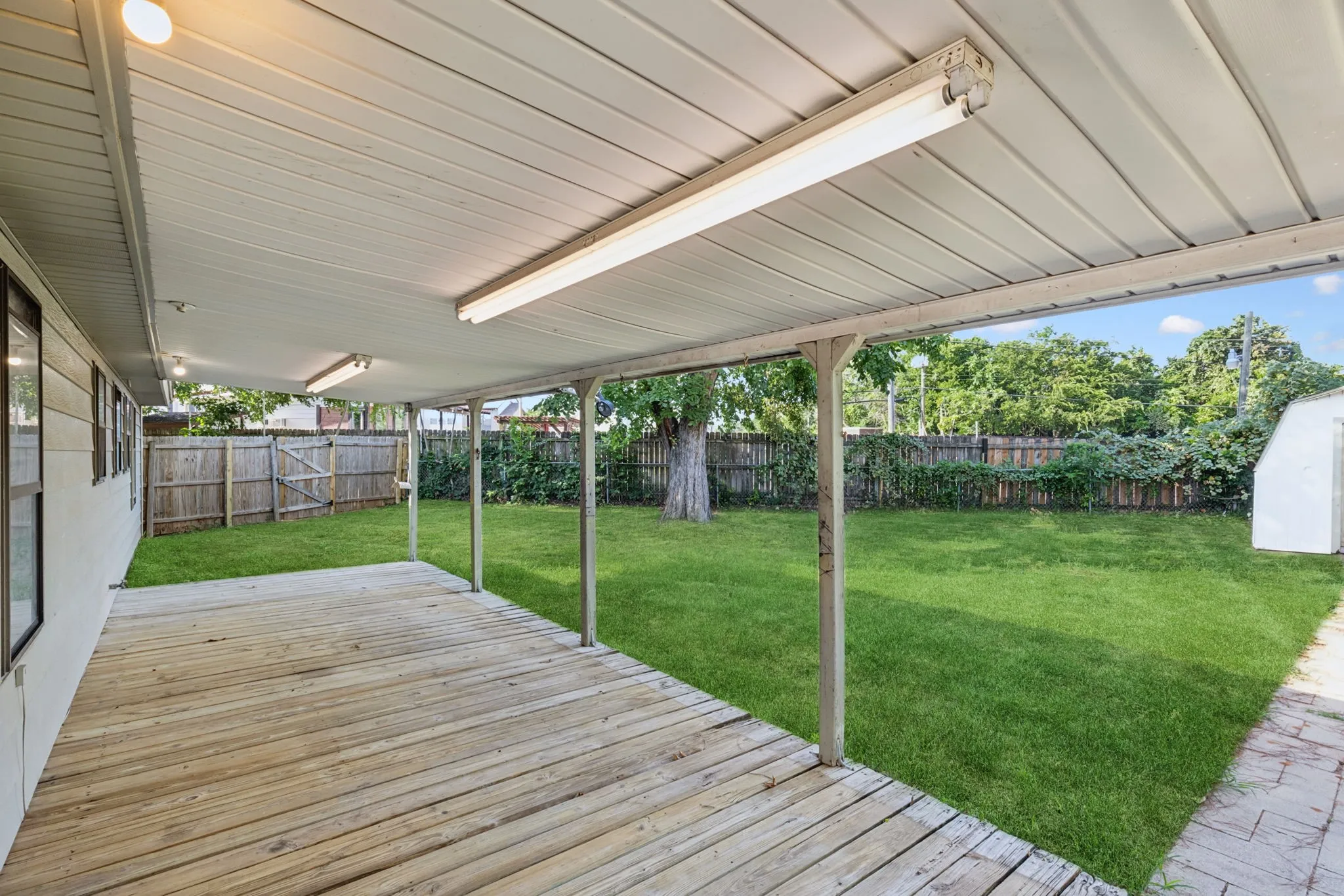 Single Family Residence For Rent in Tarrant County , 809 Helen Drive, Bedford, Texas 76022, 3 Bedroom, 2 Bathroom, 1 Garage spaces, 999 Sqft, built in 1959, mls#21386199, Real Estate Agent in Bedford, Homes For Rent in Tarrant county, Homes For Rent in Bedford, Realtor in Bedford Texas, Real Estate Brokerage Independent Realty Texas, Luminita Cordes Realtor