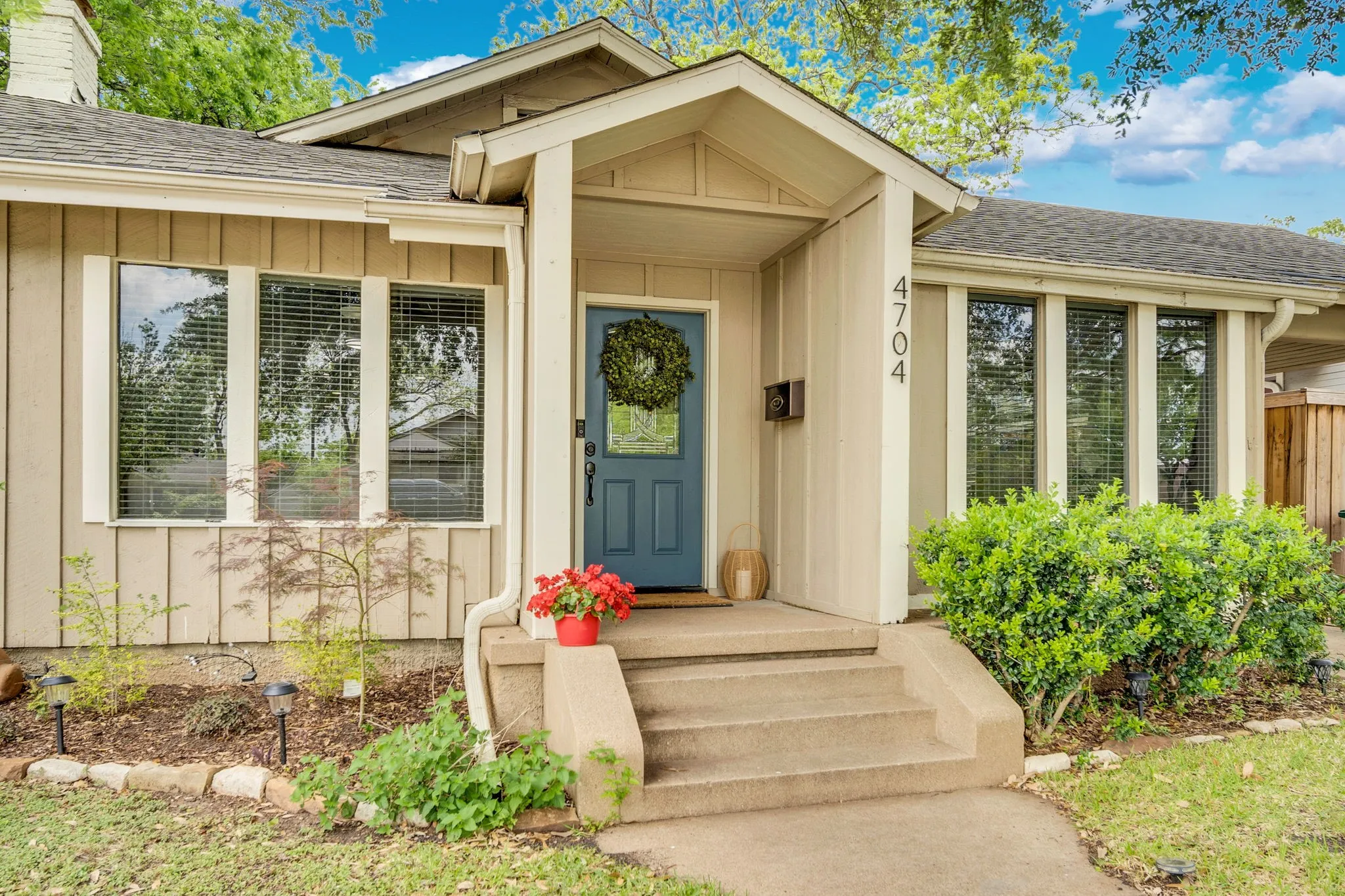 Single Family Residence For Sale in Tarrant County , 4704 Birchman Avenue, Fort Worth, Texas 76107, 3 Bedroom, 2 Bathroom, 2 Garage spaces, 1,582 Sqft, built in 1927, mls#21385871, Real Estate Agent in Fort Worth, Homes For Sale in Tarrant county, Homes For Sale in Fort Worth, Realtor in Fort Worth Texas, Real Estate Brokerage Independent Realty Texas, Luminita Cordes Realtor