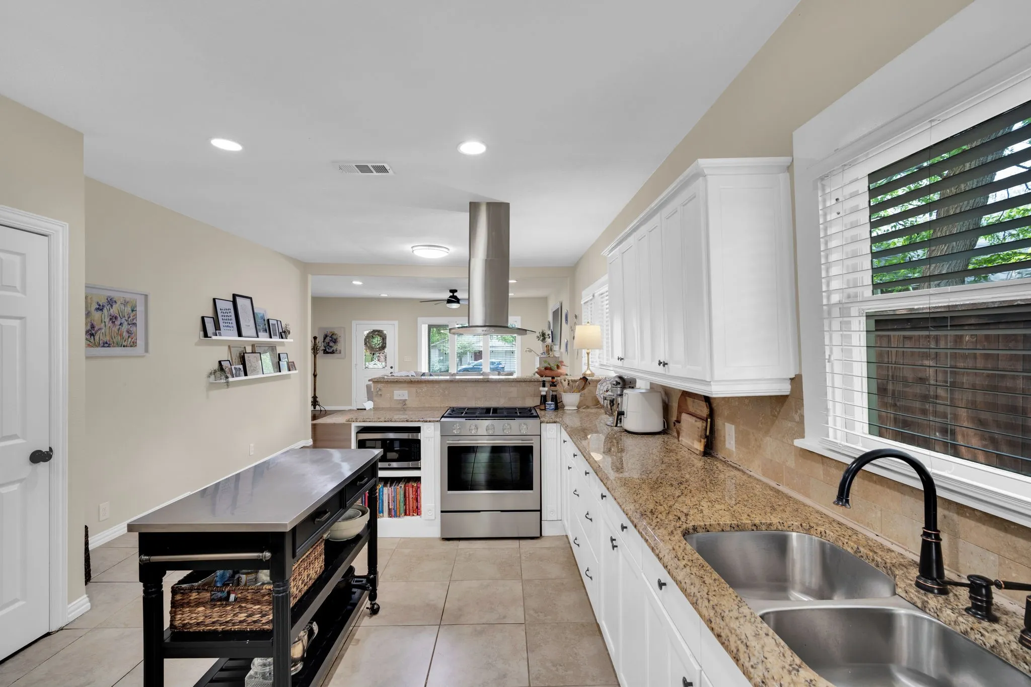 Single Family Residence For Sale in Tarrant County , 4704 Birchman Avenue, Fort Worth, Texas 76107, 3 Bedroom, 2 Bathroom, 2 Garage spaces, 1,582 Sqft, built in 1927, mls#21385871, Real Estate Agent in Fort Worth, Homes For Sale in Tarrant county, Homes For Sale in Fort Worth, Realtor in Fort Worth Texas, Real Estate Brokerage Independent Realty Texas, Luminita Cordes Realtor