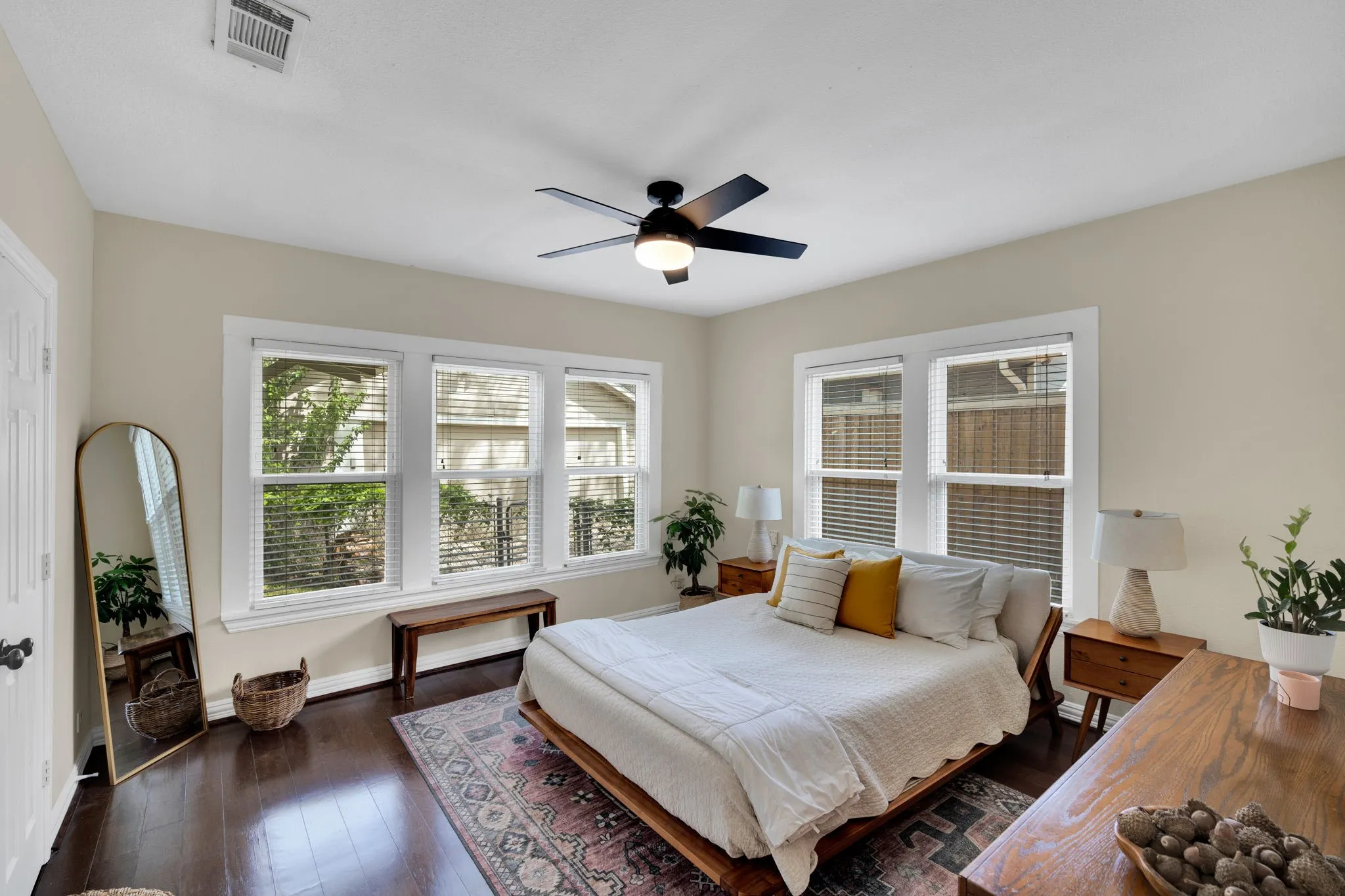 Single Family Residence For Sale in Tarrant County , 4704 Birchman Avenue, Fort Worth, Texas 76107, 3 Bedroom, 2 Bathroom, 2 Garage spaces, 1,582 Sqft, built in 1927, mls#21385871, Real Estate Agent in Fort Worth, Homes For Sale in Tarrant county, Homes For Sale in Fort Worth, Realtor in Fort Worth Texas, Real Estate Brokerage Independent Realty Texas, Luminita Cordes Realtor
