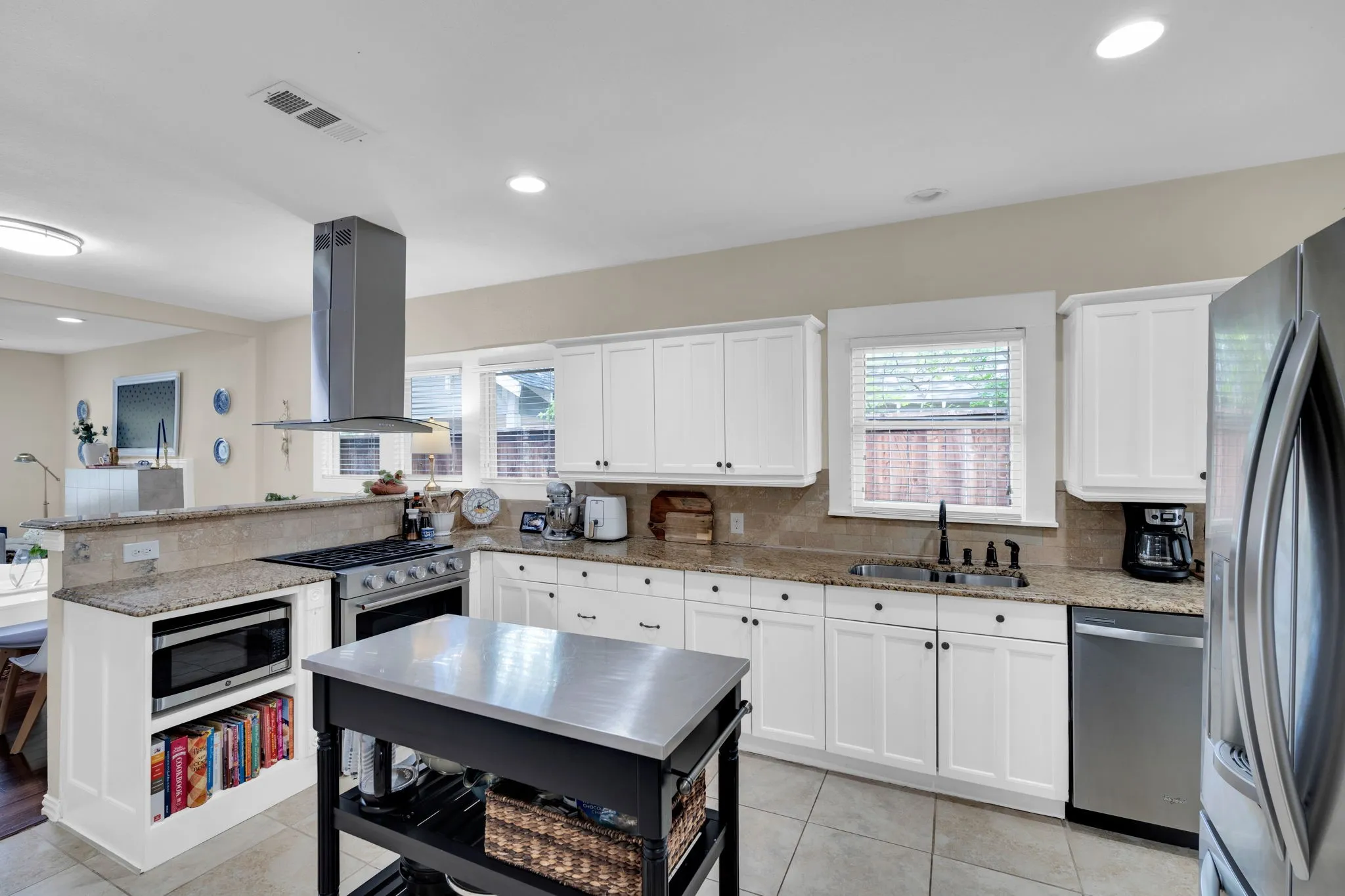 Single Family Residence For Sale in Tarrant County , 4704 Birchman Avenue, Fort Worth, Texas 76107, 3 Bedroom, 2 Bathroom, 2 Garage spaces, 1,582 Sqft, built in 1927, mls#21385871, Real Estate Agent in Fort Worth, Homes For Sale in Tarrant county, Homes For Sale in Fort Worth, Realtor in Fort Worth Texas, Real Estate Brokerage Independent Realty Texas, Luminita Cordes Realtor