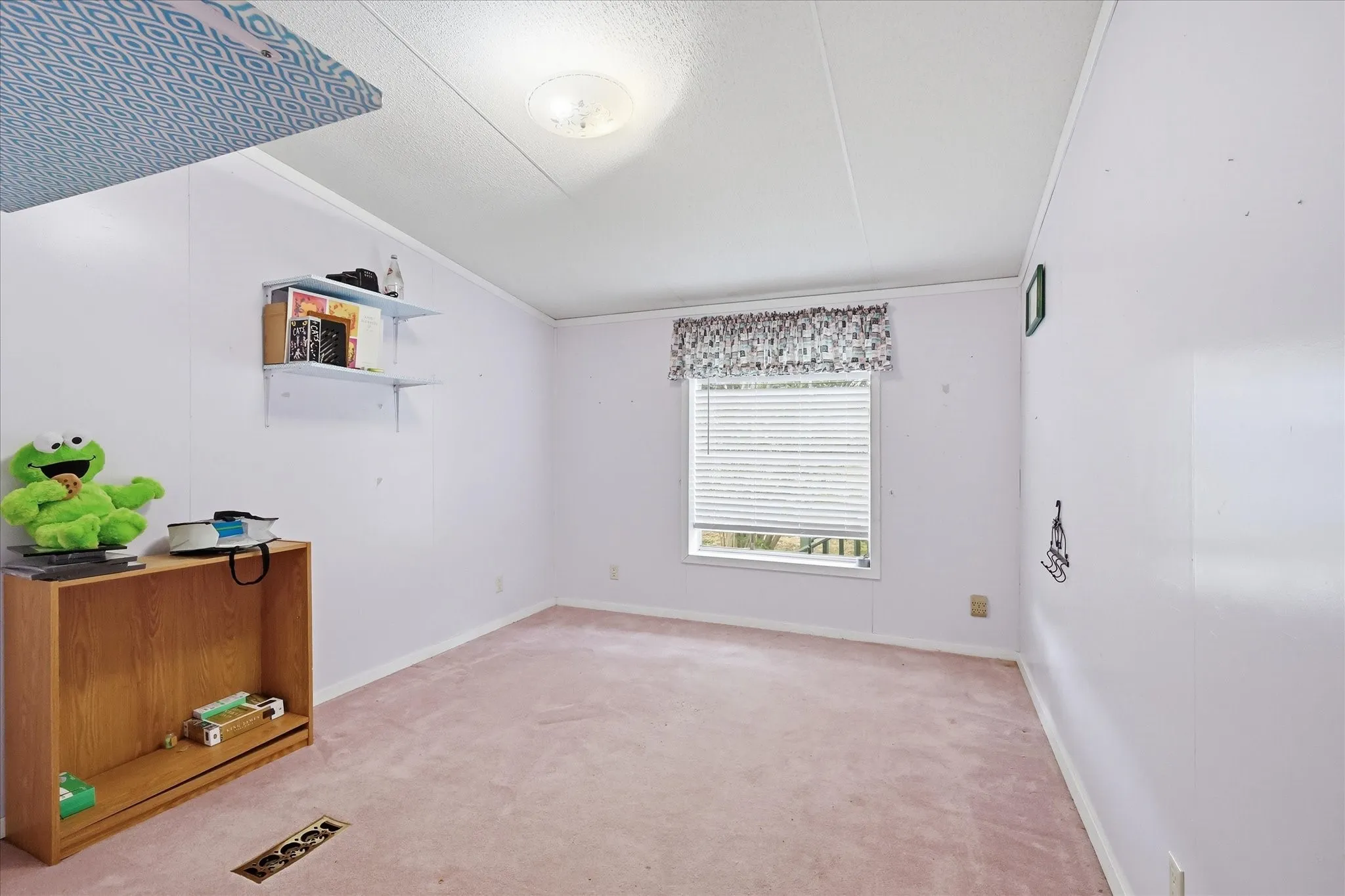 Recessed window with horizontal blinds