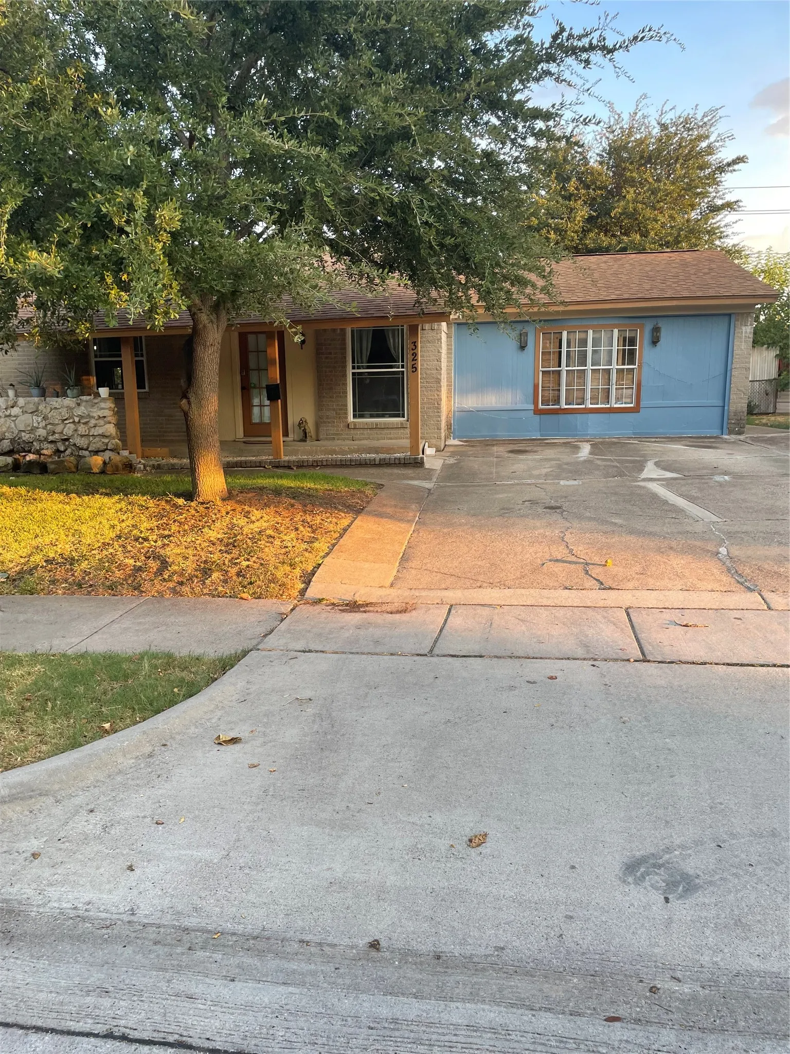 Single Family Residence For Sale in Dallas County , 325 Sparks Drive, Grand Prairie, Texas 75051, 3 Bedroom, 3 Bathroom, Garage spaces, 1,734 Sqft, built in 1964, mls#21387579, Real Estate Agent in Grand Prairie, Homes For Sale in Dallas county, Homes For Sale in Grand Prairie, Realtor in Grand Prairie Texas, Real Estate Brokerage Independent Realty Texas, Luminita Cordes Realtor