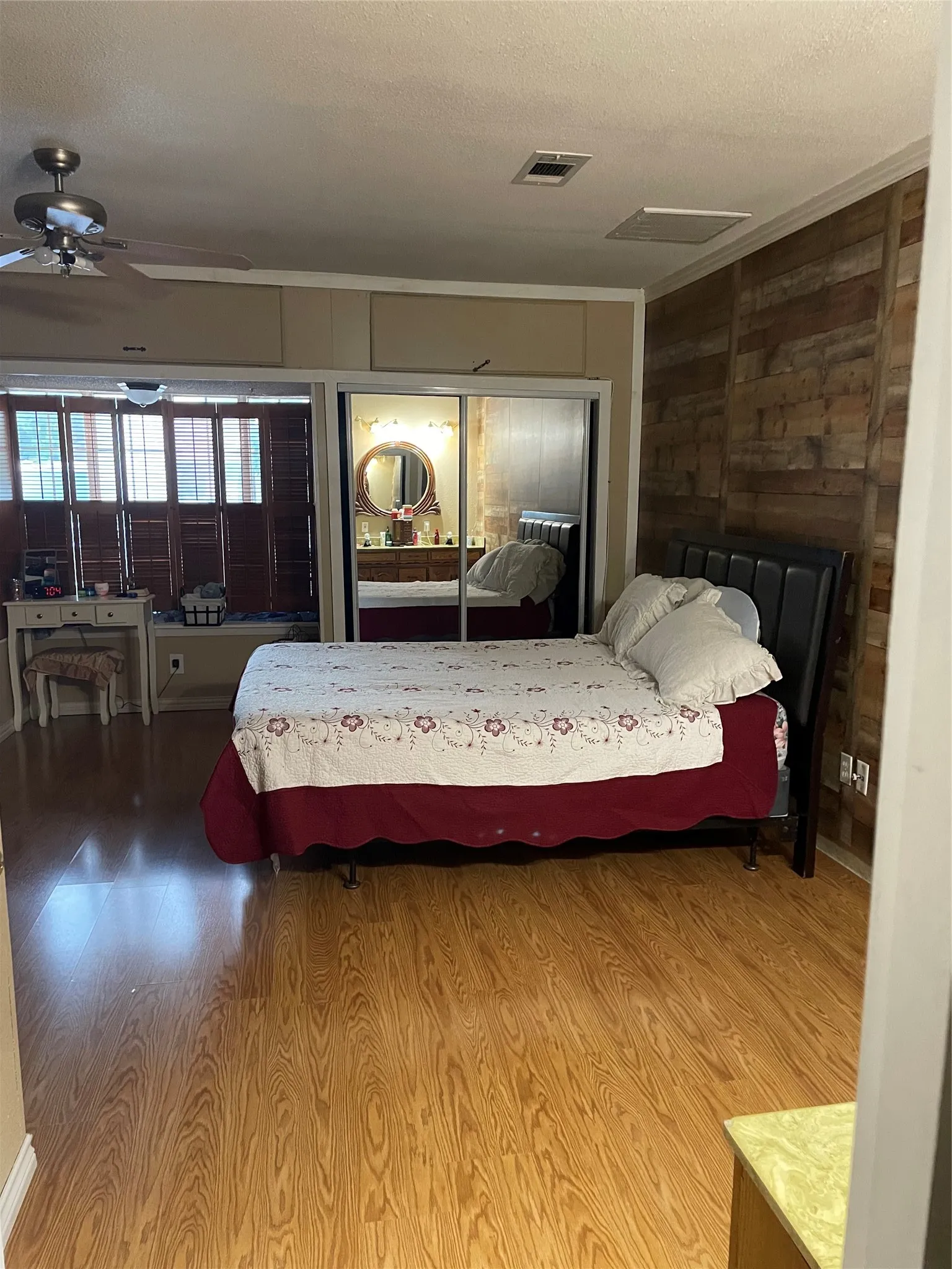 Single Family Residence For Sale in Dallas County , 325 Sparks Drive, Grand Prairie, Texas 75051, 3 Bedroom, 3 Bathroom, Garage spaces, 1,734 Sqft, built in 1964, mls#21387579, Real Estate Agent in Grand Prairie, Homes For Sale in Dallas county, Homes For Sale in Grand Prairie, Realtor in Grand Prairie Texas, Real Estate Brokerage Independent Realty Texas, Luminita Cordes Realtor