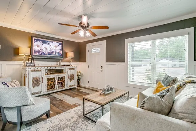 Office For Sale in Hood County , 412 S Morgan Street, Granbury, Texas 76048, 0, 0, Garage spaces, 0 Sqft, built in 1955, mls#21386917, Real Estate Agent in Granbury, Homes For Sale in Hood county, Homes For Sale in Granbury, Realtor in Granbury Texas, Real Estate Brokerage Independent Realty Texas, Luminita Cordes Realtor