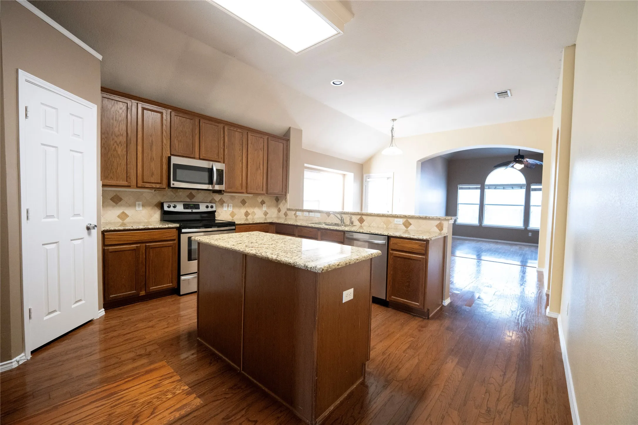 Single Family Residence For Rent in Denton County , 5521 Riverview Drive, The Colony, Texas 75056, 4 Bedroom, 2 Bathroom, 2 Garage spaces, 2,094 Sqft, built in 2001, mls#21387510, Real Estate Agent in The Colony, Homes For Rent in Denton county, Homes For Rent in The Colony, Realtor in The Colony Texas, Real Estate Brokerage Independent Realty Texas, Luminita Cordes Realtor