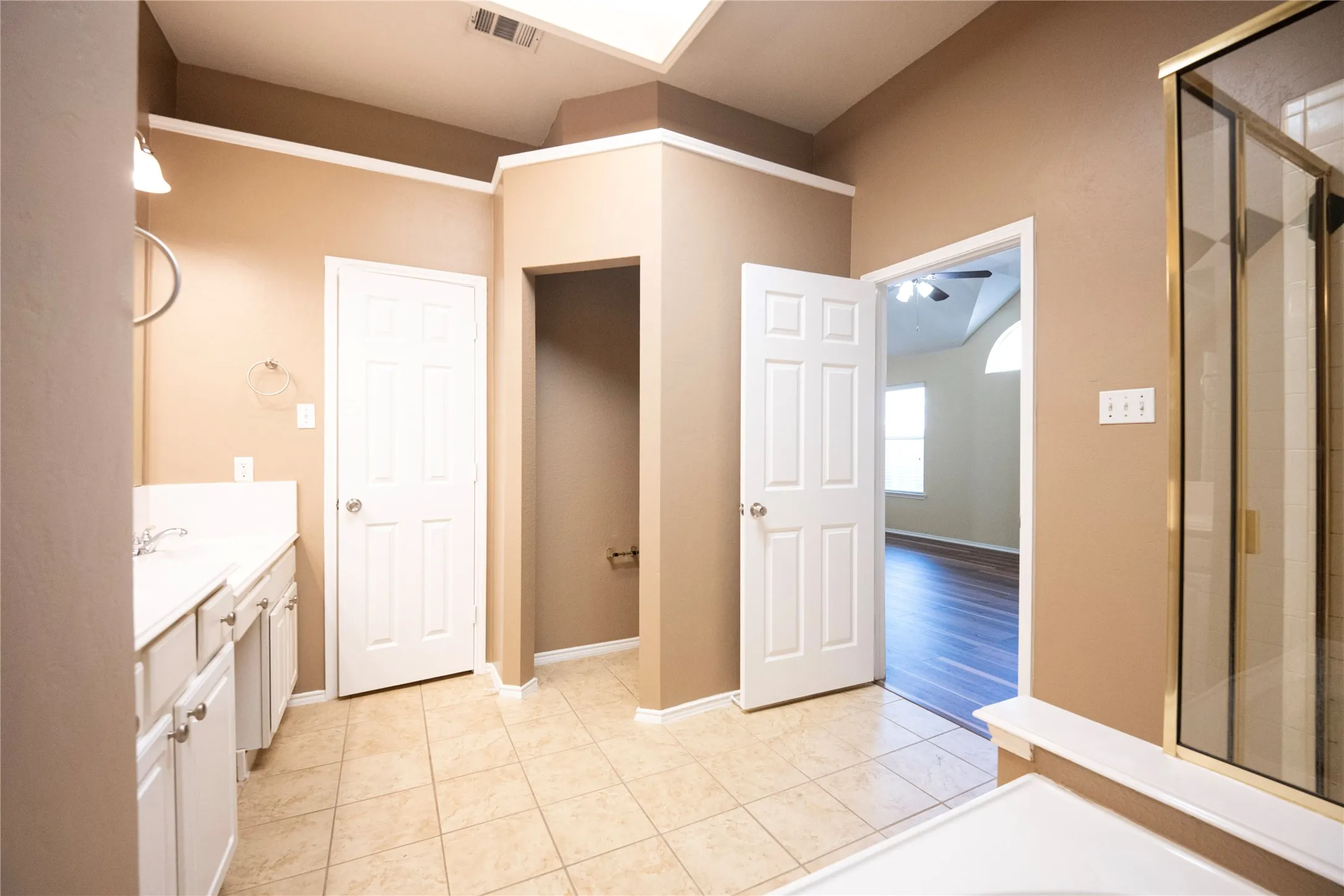 Single Family Residence For Rent in Denton County , 5521 Riverview Drive, The Colony, Texas 75056, 4 Bedroom, 2 Bathroom, 2 Garage spaces, 2,094 Sqft, built in 2001, mls#21387510, Real Estate Agent in The Colony, Homes For Rent in Denton county, Homes For Rent in The Colony, Realtor in The Colony Texas, Real Estate Brokerage Independent Realty Texas, Luminita Cordes Realtor