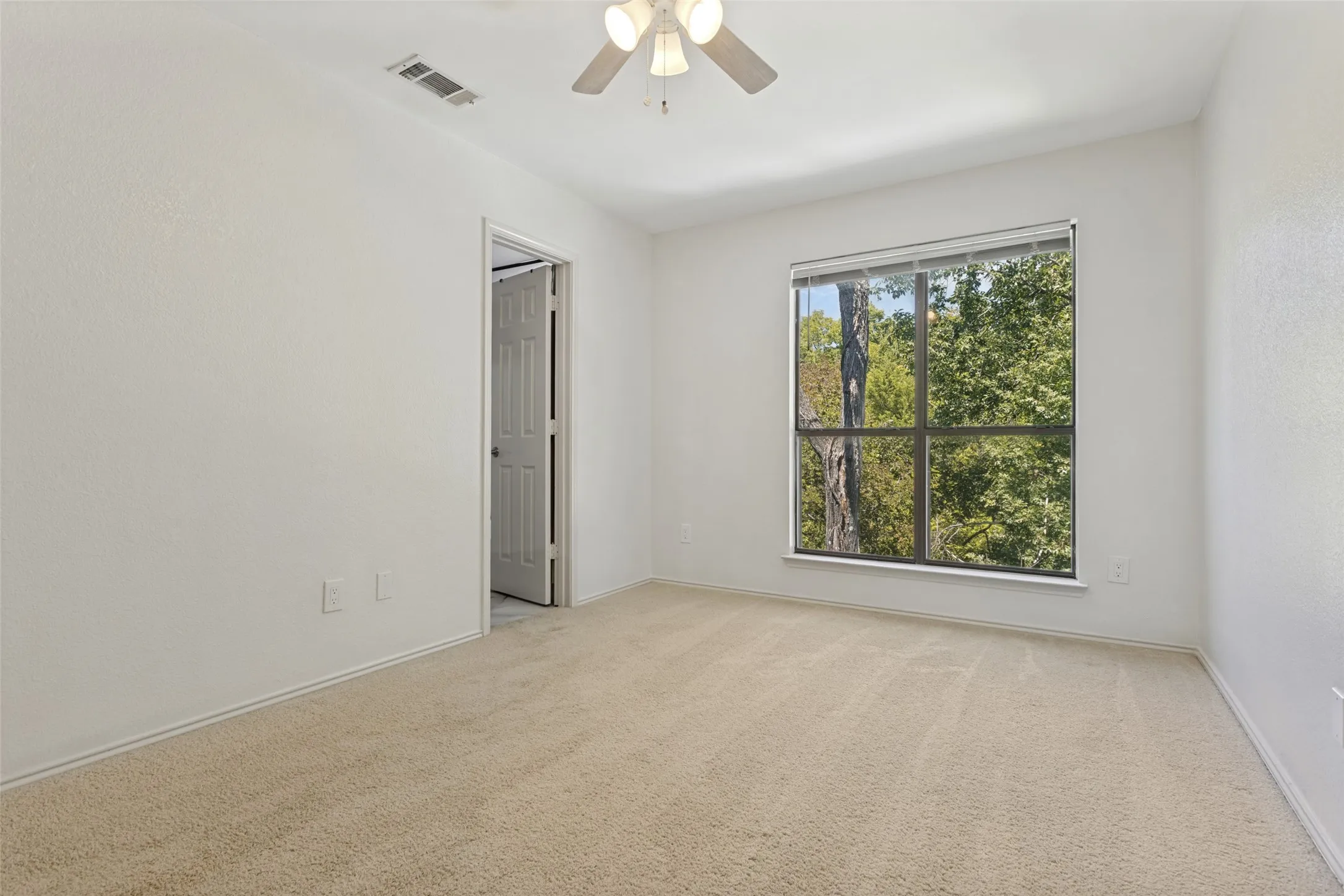 Townhouse For Sale in Dallas County , 1229 Forest Cove Lane, Garland, Texas 75040, 2 Bedroom, 3 Bathroom, 2 Garage spaces, 1,467 Sqft, built in 1986, mls#21386744, Real Estate Agent in Garland, Homes For Sale in Dallas county, Homes For Sale in Garland, Realtor in Garland Texas, Real Estate Brokerage Independent Realty Texas, Luminita Cordes Realtor