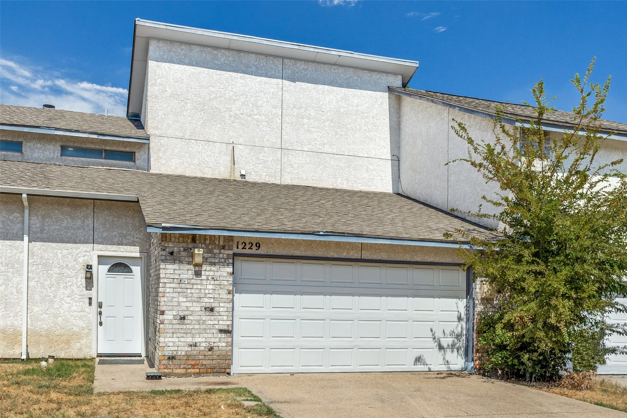 Townhouse For Sale in Dallas County , 1229 Forest Cove Lane, Garland, Texas 75040, 2 Bedroom, 3 Bathroom, 2 Garage spaces, 1,467 Sqft, built in 1986, mls#21386744, Real Estate Agent in Garland, Homes For Sale in Dallas county, Homes For Sale in Garland, Realtor in Garland Texas, Real Estate Brokerage Independent Realty Texas, Luminita Cordes Realtor