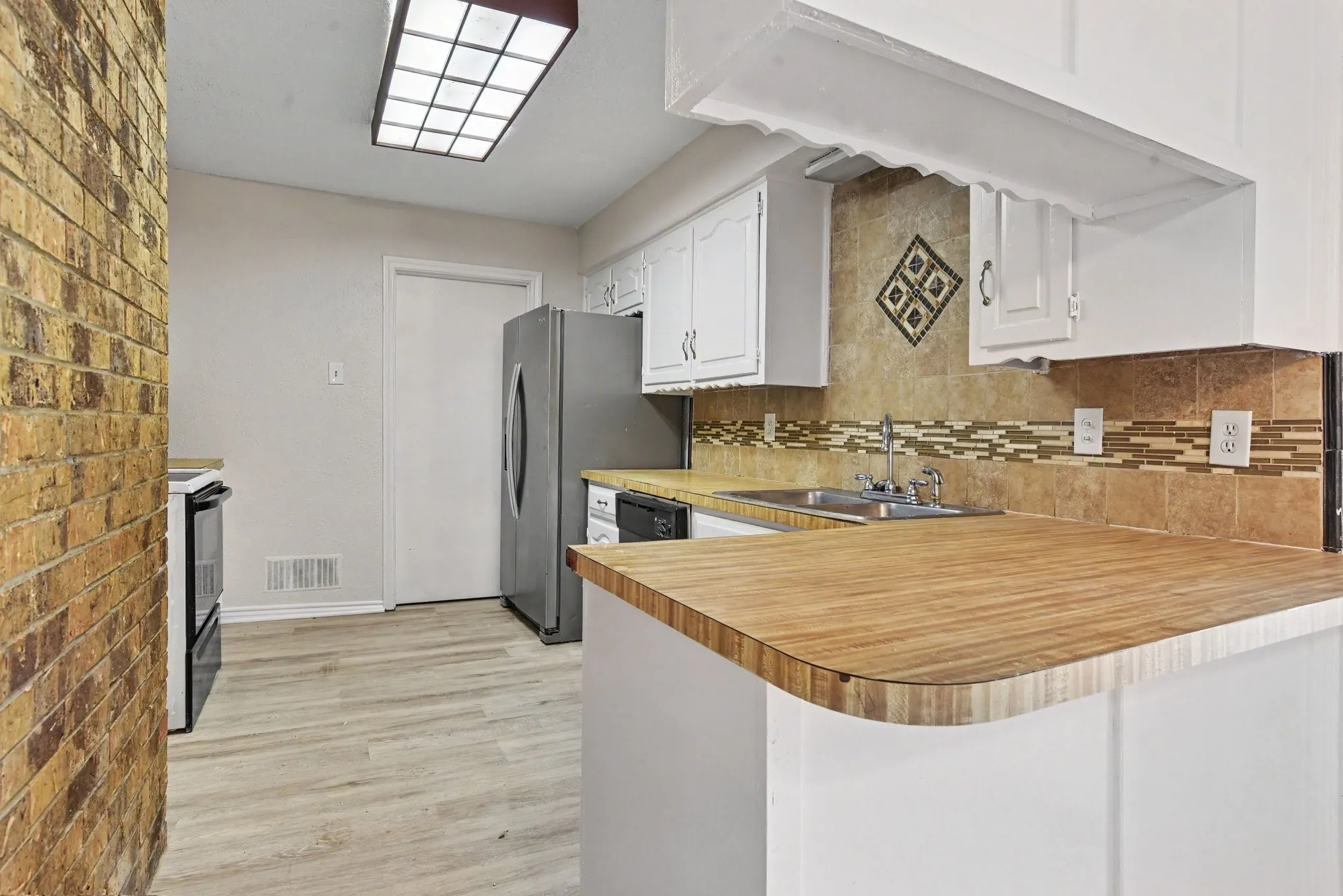 Single Family Residence For Sale in Dallas County , 533 San Pedro Drive, Garland, Texas 75043, 3 Bedroom, 2 Bathroom, 2 Garage spaces, 1,877 Sqft, built in 1977, mls#21387429, Real Estate Agent in Garland, Homes For Sale in Dallas county, Homes For Sale in Garland, Realtor in Garland Texas, Real Estate Brokerage Independent Realty Texas, Luminita Cordes Realtor