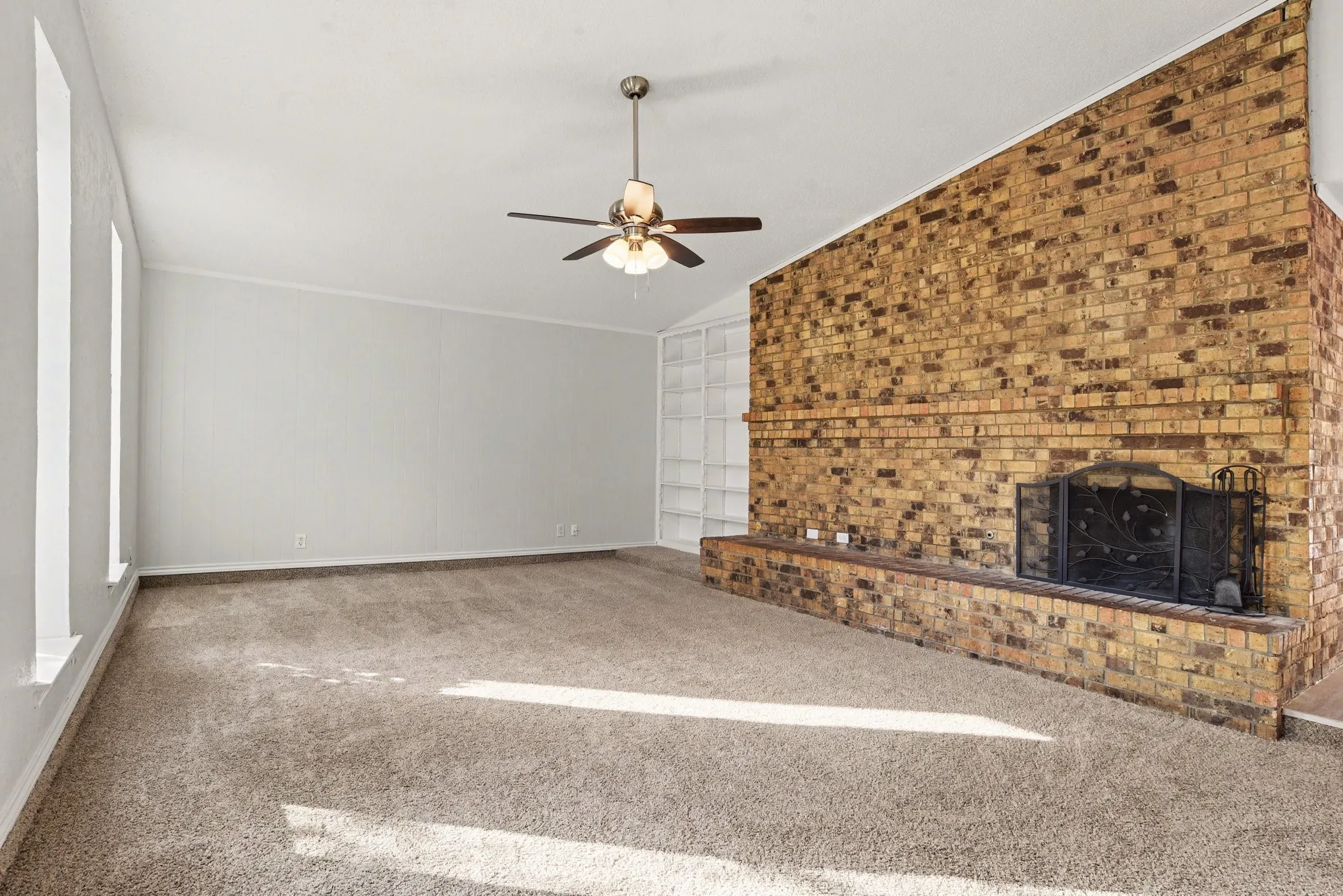 Single Family Residence For Sale in Dallas County , 533 San Pedro Drive, Garland, Texas 75043, 3 Bedroom, 2 Bathroom, 2 Garage spaces, 1,877 Sqft, built in 1977, mls#21387429, Real Estate Agent in Garland, Homes For Sale in Dallas county, Homes For Sale in Garland, Realtor in Garland Texas, Real Estate Brokerage Independent Realty Texas, Luminita Cordes Realtor