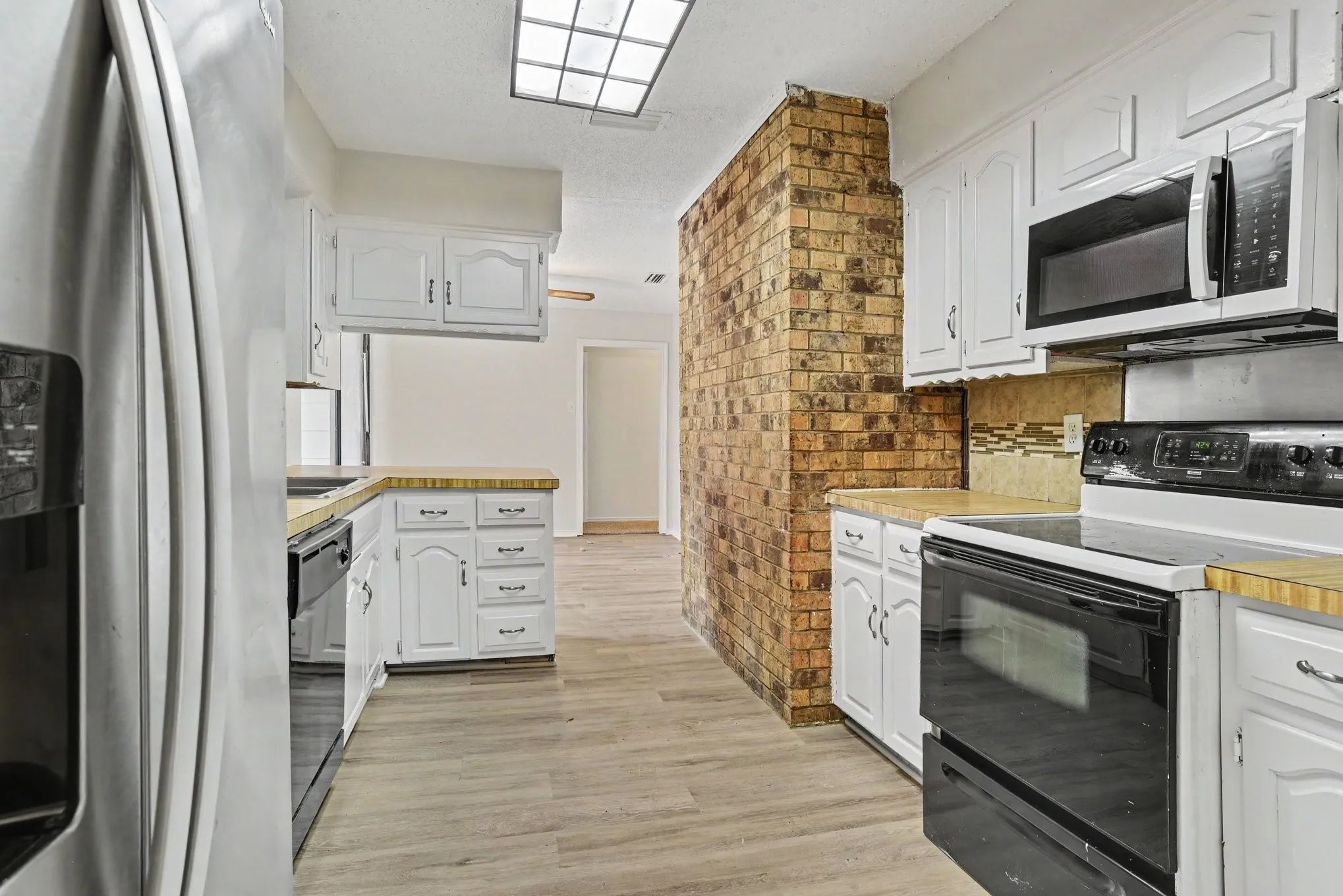 Single Family Residence For Sale in Dallas County , 533 San Pedro Drive, Garland, Texas 75043, 3 Bedroom, 2 Bathroom, 2 Garage spaces, 1,877 Sqft, built in 1977, mls#21387429, Real Estate Agent in Garland, Homes For Sale in Dallas county, Homes For Sale in Garland, Realtor in Garland Texas, Real Estate Brokerage Independent Realty Texas, Luminita Cordes Realtor