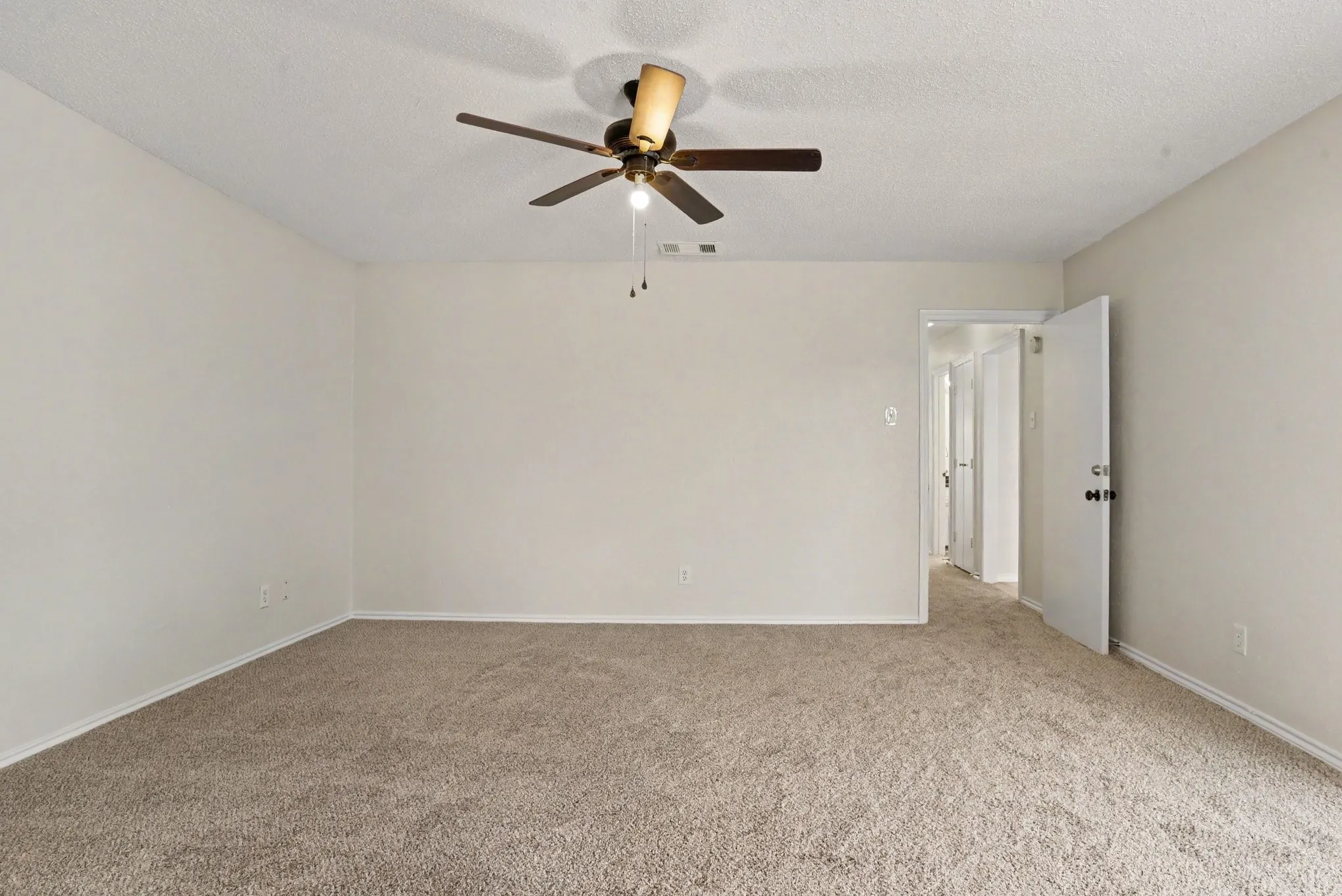 Single Family Residence For Sale in Dallas County , 533 San Pedro Drive, Garland, Texas 75043, 3 Bedroom, 2 Bathroom, 2 Garage spaces, 1,877 Sqft, built in 1977, mls#21387429, Real Estate Agent in Garland, Homes For Sale in Dallas county, Homes For Sale in Garland, Realtor in Garland Texas, Real Estate Brokerage Independent Realty Texas, Luminita Cordes Realtor