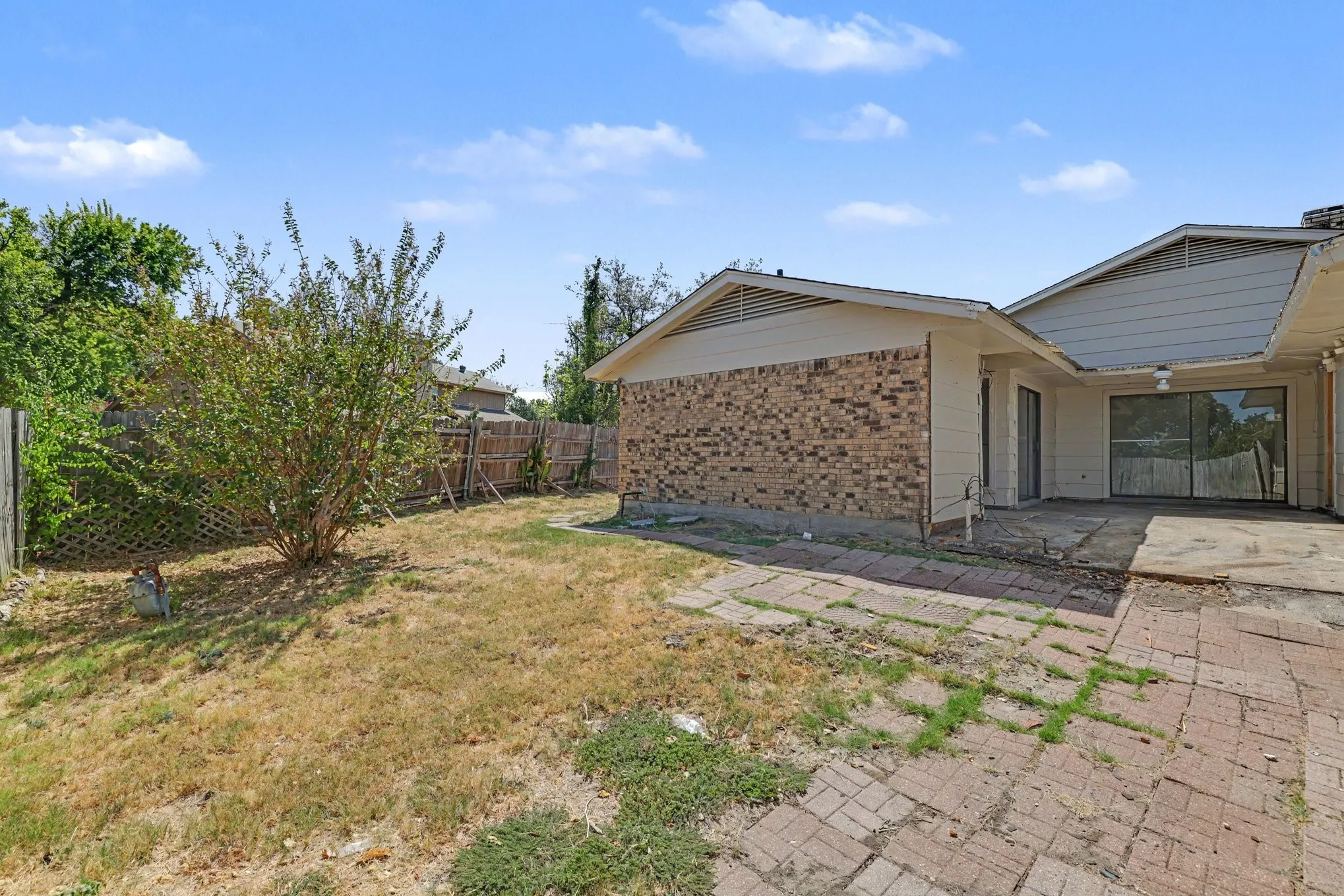 Single Family Residence For Sale in Dallas County , 533 San Pedro Drive, Garland, Texas 75043, 3 Bedroom, 2 Bathroom, 2 Garage spaces, 1,877 Sqft, built in 1977, mls#21387429, Real Estate Agent in Garland, Homes For Sale in Dallas county, Homes For Sale in Garland, Realtor in Garland Texas, Real Estate Brokerage Independent Realty Texas, Luminita Cordes Realtor
