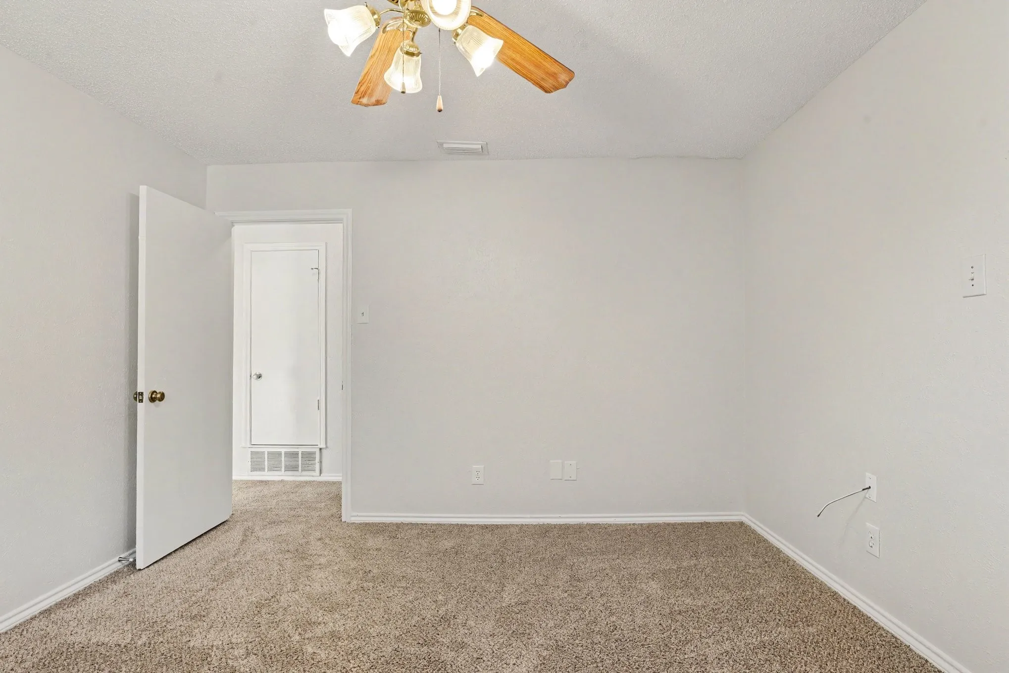 Single Family Residence For Sale in Dallas County , 533 San Pedro Drive, Garland, Texas 75043, 3 Bedroom, 2 Bathroom, 2 Garage spaces, 1,877 Sqft, built in 1977, mls#21387429, Real Estate Agent in Garland, Homes For Sale in Dallas county, Homes For Sale in Garland, Realtor in Garland Texas, Real Estate Brokerage Independent Realty Texas, Luminita Cordes Realtor