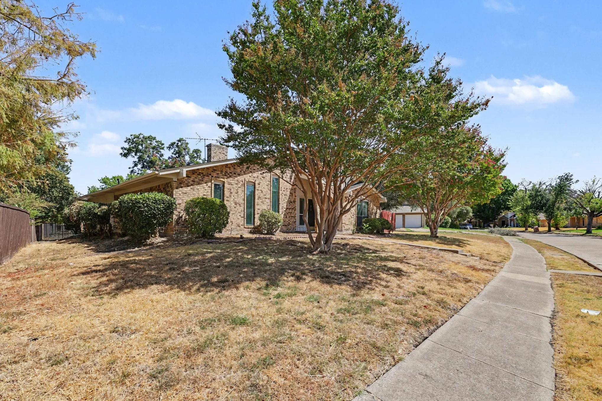 Single Family Residence For Sale in Dallas County , 533 San Pedro Drive, Garland, Texas 75043, 3 Bedroom, 2 Bathroom, 2 Garage spaces, 1,877 Sqft, built in 1977, mls#21387429, Real Estate Agent in Garland, Homes For Sale in Dallas county, Homes For Sale in Garland, Realtor in Garland Texas, Real Estate Brokerage Independent Realty Texas, Luminita Cordes Realtor
