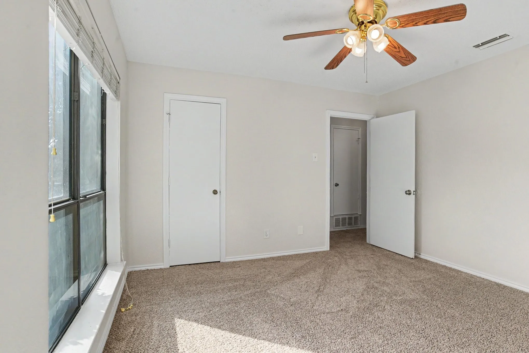 Single Family Residence For Sale in Dallas County , 533 San Pedro Drive, Garland, Texas 75043, 3 Bedroom, 2 Bathroom, 2 Garage spaces, 1,877 Sqft, built in 1977, mls#21387429, Real Estate Agent in Garland, Homes For Sale in Dallas county, Homes For Sale in Garland, Realtor in Garland Texas, Real Estate Brokerage Independent Realty Texas, Luminita Cordes Realtor