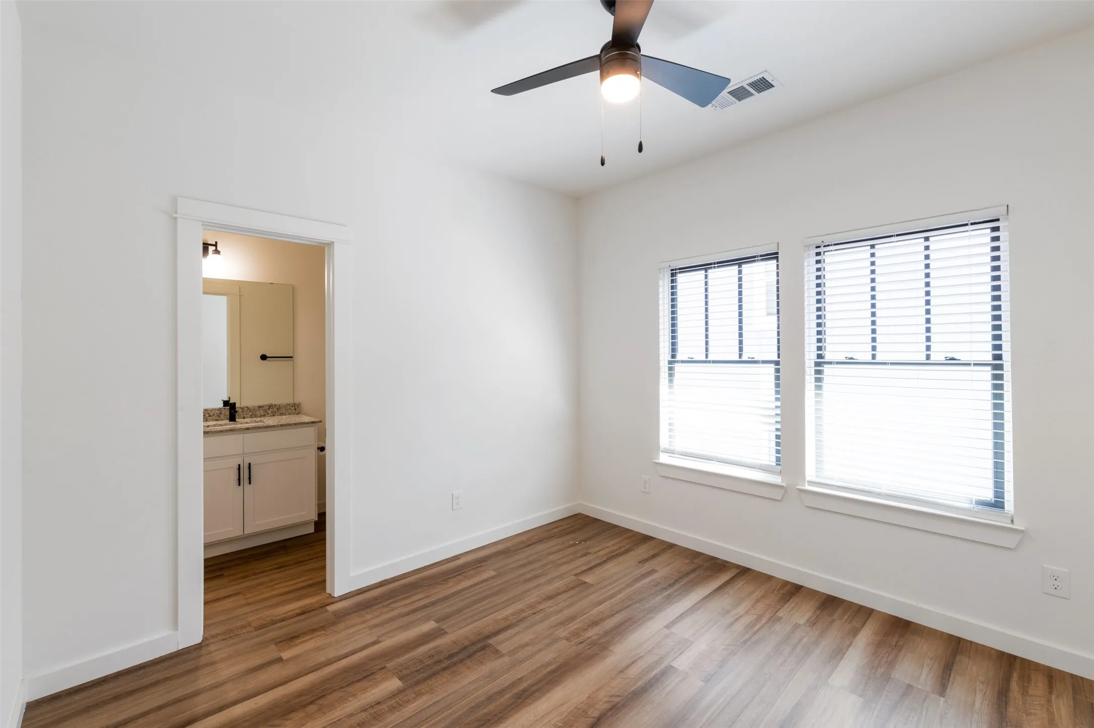 Apartment For Rent in Dallas County , 1139 Kings Highway 103, Dallas, Texas 75208, 1 Bedroom, 1 Bathroom, 1 Garage spaces, 680 Sqft, built in 2020, mls#21387610, Real Estate Agent in Dallas, Homes For Rent in Dallas county, Homes For Rent in Dallas, Realtor in Dallas Texas, Real Estate Brokerage Independent Realty Texas, Luminita Cordes Realtor
