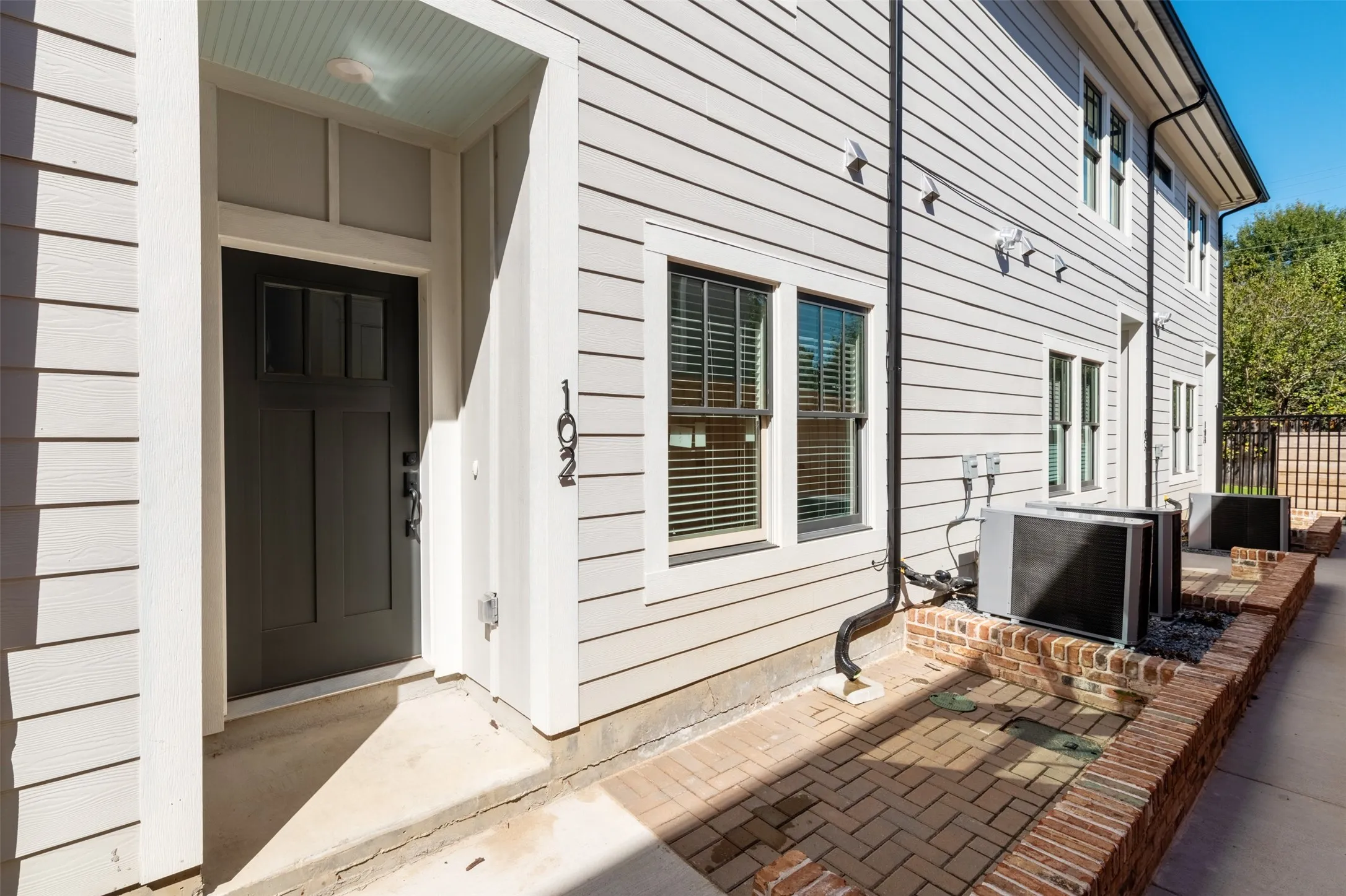 Apartment For Rent in Dallas County , 1139 Kings Highway 103, Dallas, Texas 75208, 1 Bedroom, 1 Bathroom, 1 Garage spaces, 680 Sqft, built in 2020, mls#21387610, Real Estate Agent in Dallas, Homes For Rent in Dallas county, Homes For Rent in Dallas, Realtor in Dallas Texas, Real Estate Brokerage Independent Realty Texas, Luminita Cordes Realtor