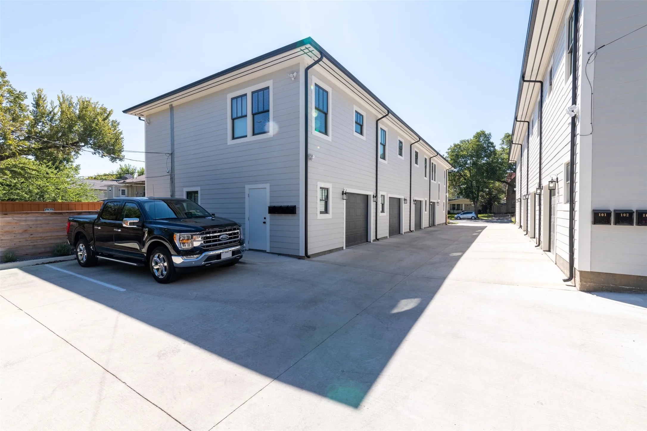 Apartment For Rent in Dallas County , 1139 Kings Highway 103, Dallas, Texas 75208, 1 Bedroom, 1 Bathroom, 1 Garage spaces, 680 Sqft, built in 2020, mls#21387610, Real Estate Agent in Dallas, Homes For Rent in Dallas county, Homes For Rent in Dallas, Realtor in Dallas Texas, Real Estate Brokerage Independent Realty Texas, Luminita Cordes Realtor
