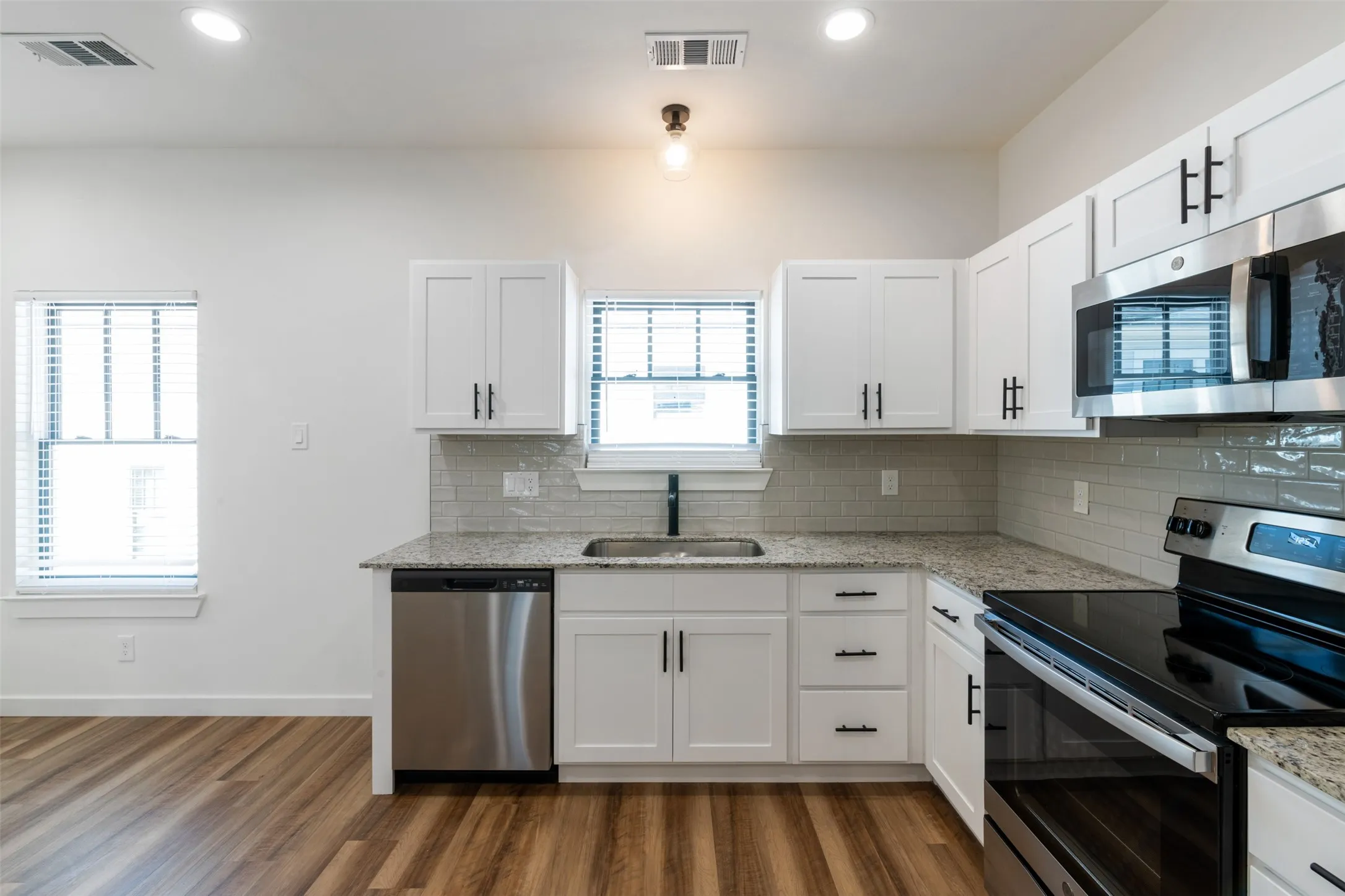 Apartment For Rent in Dallas County , 1139 Kings Highway 103, Dallas, Texas 75208, 1 Bedroom, 1 Bathroom, 1 Garage spaces, 680 Sqft, built in 2020, mls#21387610, Real Estate Agent in Dallas, Homes For Rent in Dallas county, Homes For Rent in Dallas, Realtor in Dallas Texas, Real Estate Brokerage Independent Realty Texas, Luminita Cordes Realtor