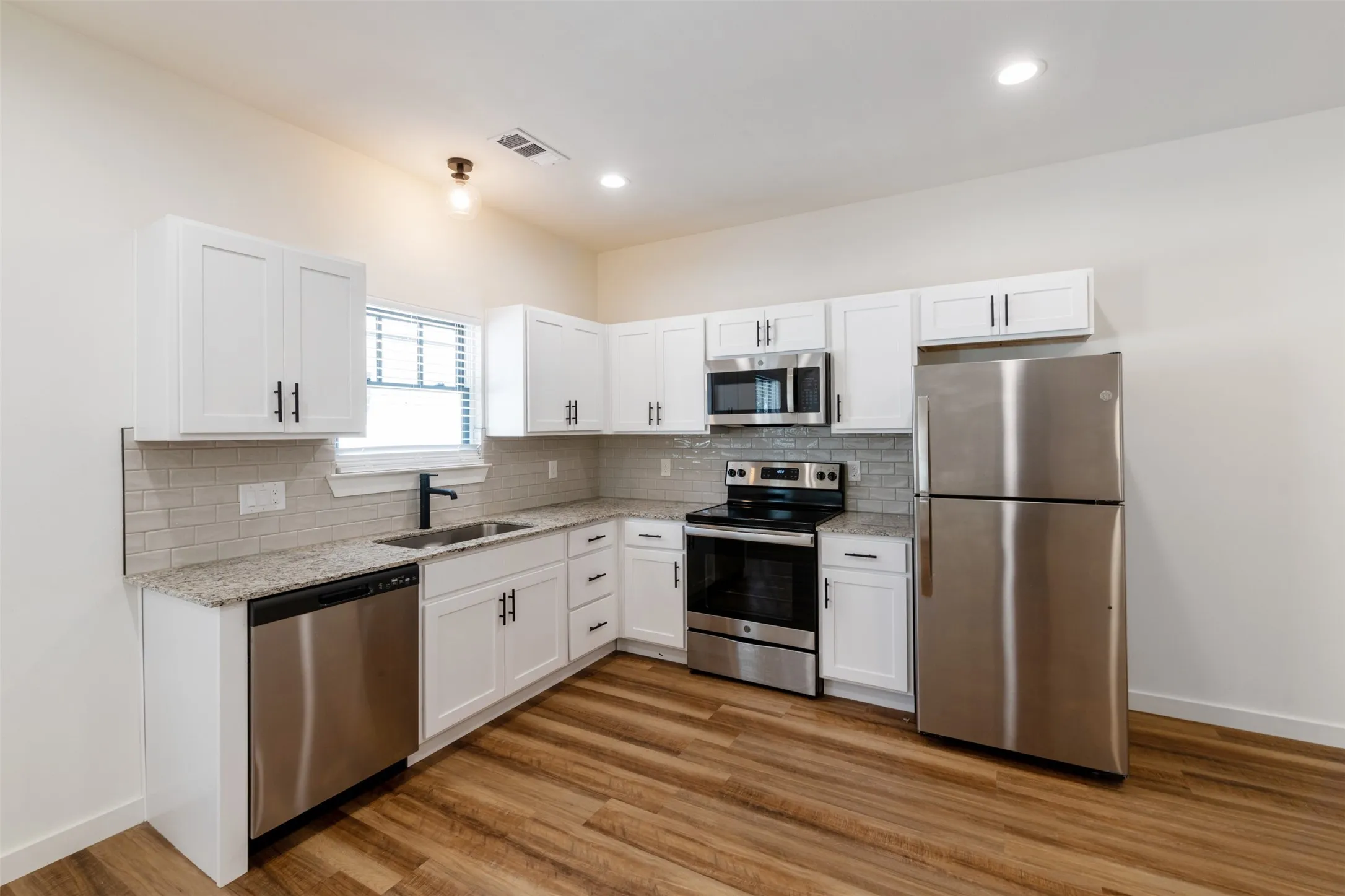 Apartment For Rent in Dallas County , 1139 Kings Highway 103, Dallas, Texas 75208, 1 Bedroom, 1 Bathroom, 1 Garage spaces, 680 Sqft, built in 2020, mls#21387610, Real Estate Agent in Dallas, Homes For Rent in Dallas county, Homes For Rent in Dallas, Realtor in Dallas Texas, Real Estate Brokerage Independent Realty Texas, Luminita Cordes Realtor